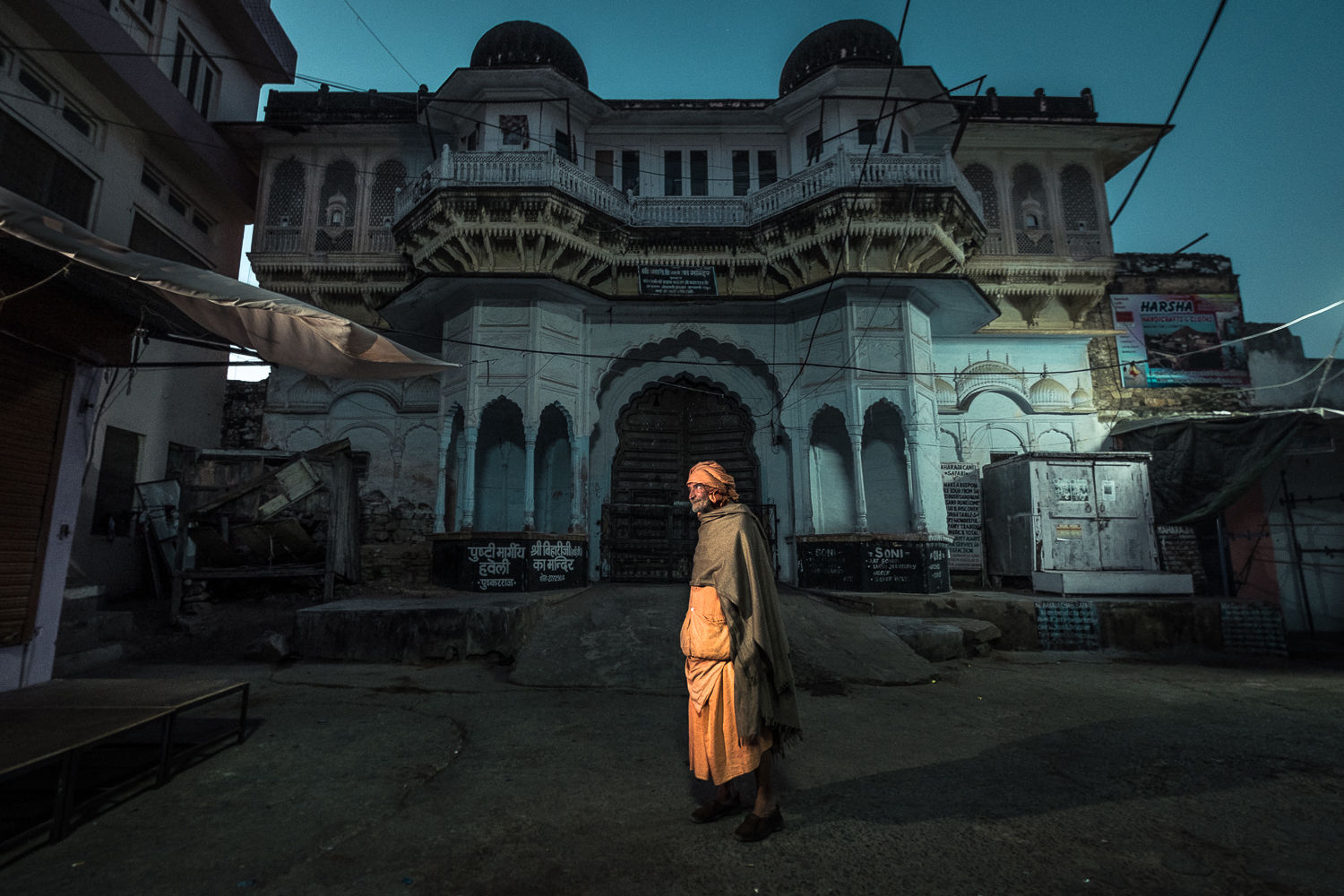  Pelgrim on his way to the ghats, Pushkar 