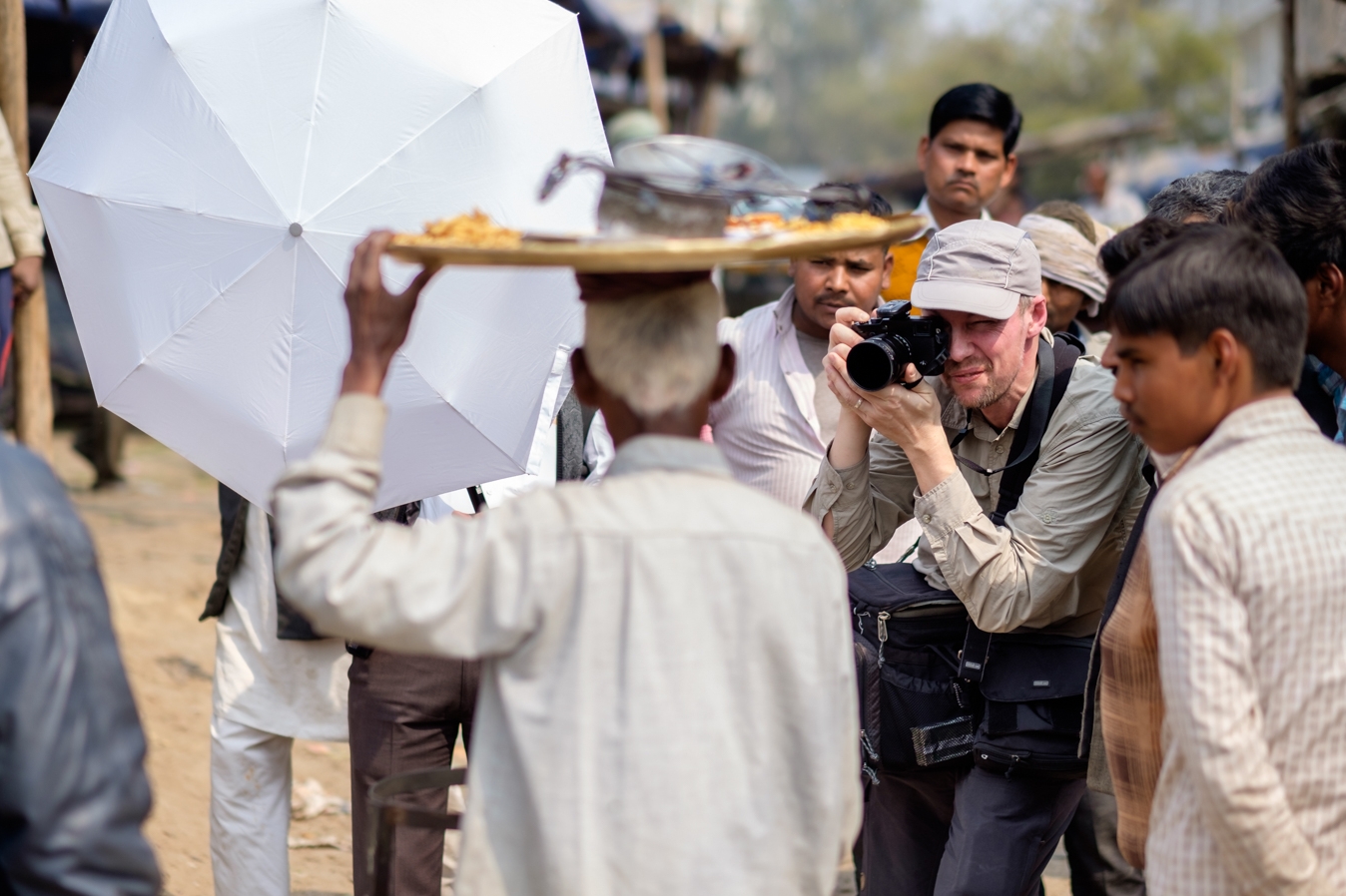 Piet photographing a street hawker on a busy Indian market in harsh daylight...