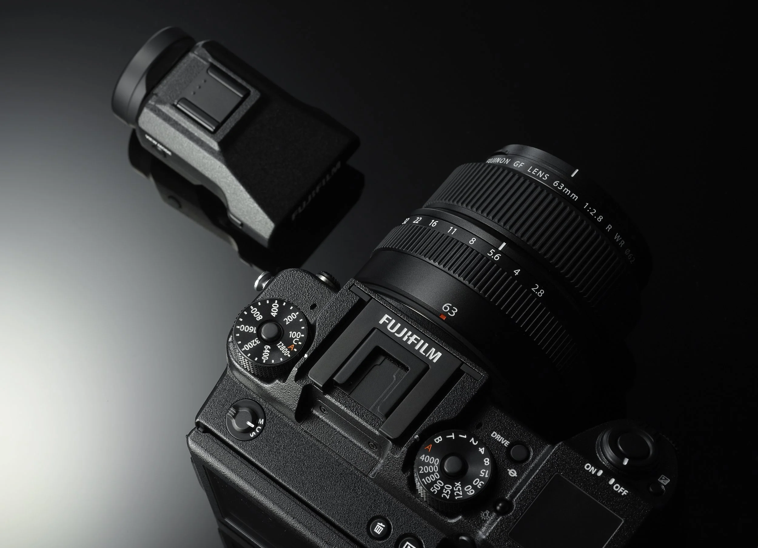 You'll be able to use two EVF viewfinders with the GFX: a regular one and one that can be tilted and rotated, allowing almost every imaginable capture angle. It will even be possible to use an external monitor.