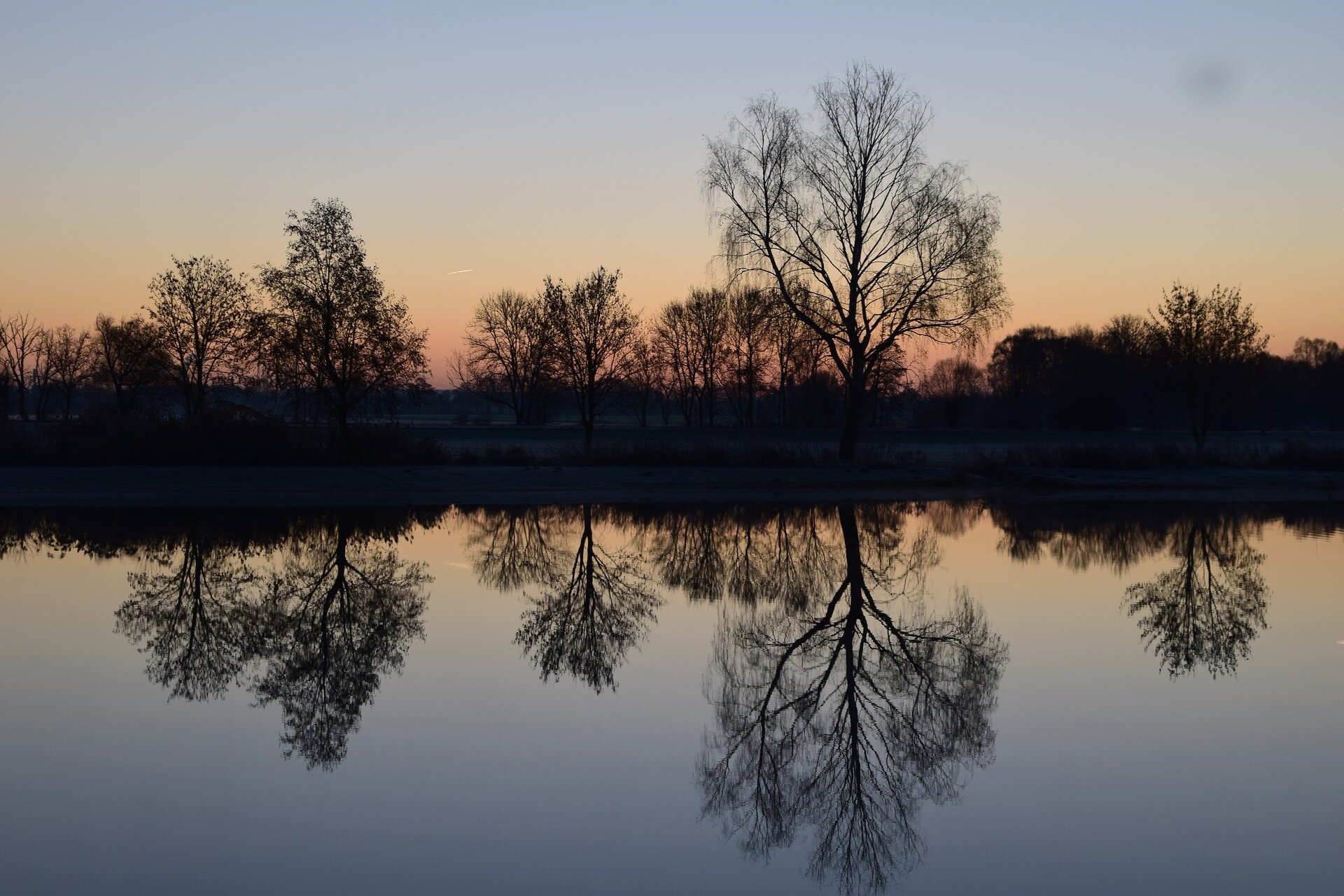 sunrise-1867600_1920.jpg