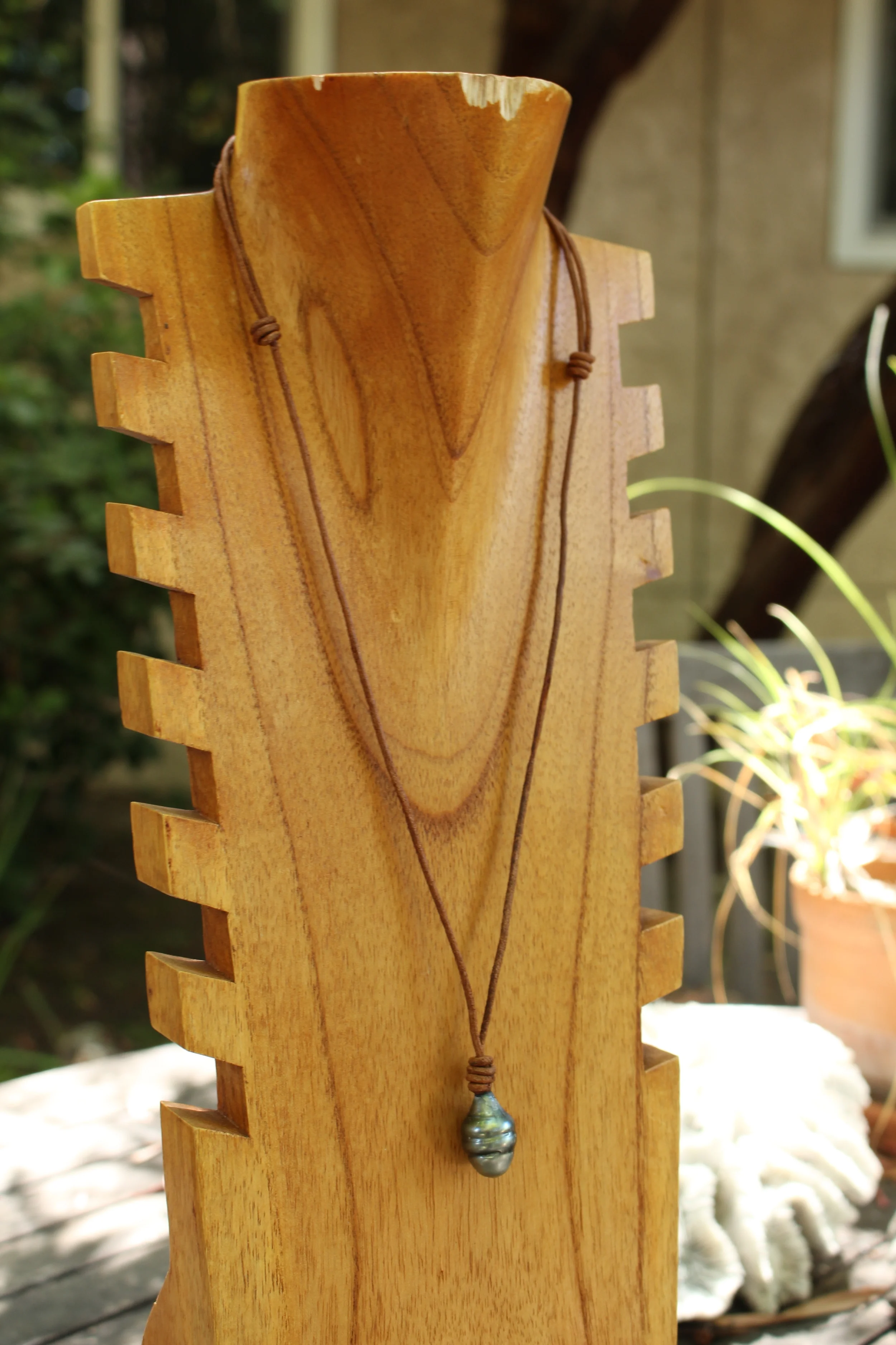 Tahitian Pearl Pendant Side