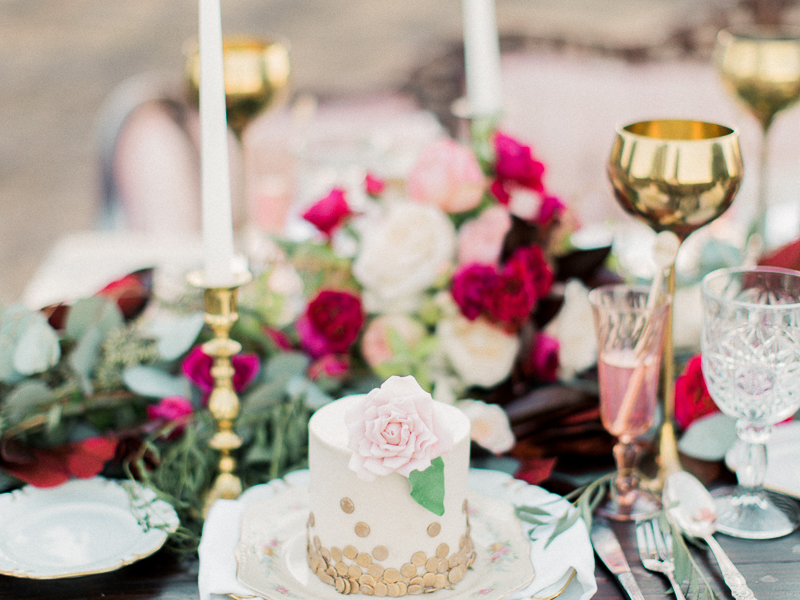 Just look at how charming that cake is!! 