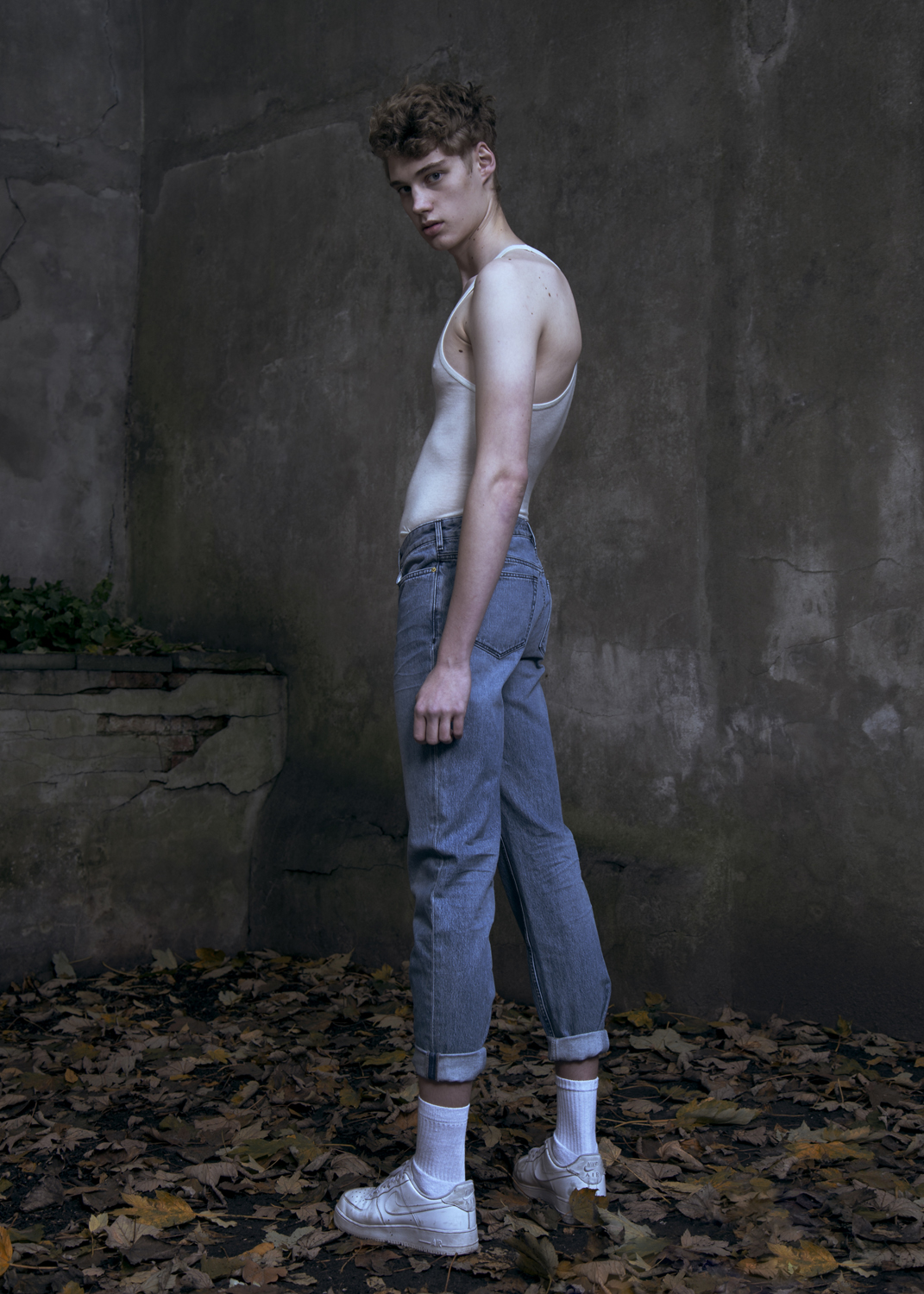 tank by CAN PEP REY / jeans by & OTHER STORIES / shoes by NIKE 