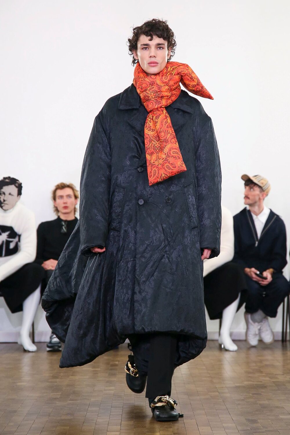 Review: Jonathan Anderson gives a masterclass in silhouette at Loewe AW20