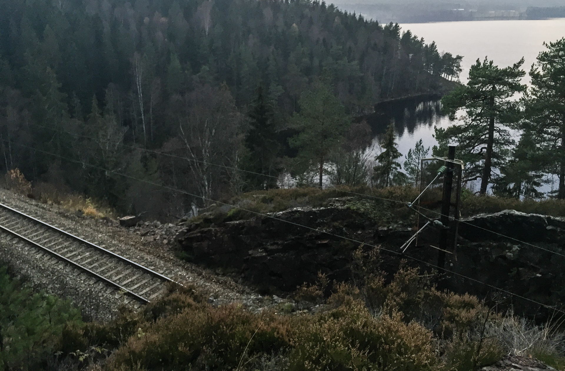 På tide å krysse jernbanen igjen. Vær forsiktig om du vurderer det samme. Her er det fritt fall om du tråkker feil.