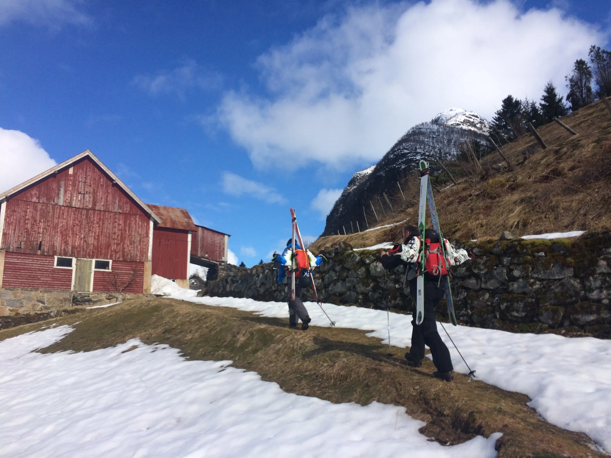 Her har vi lagt ved en nedlagt kai i Fjærlandsfjorden og trasker opp mot Skredfjellet.