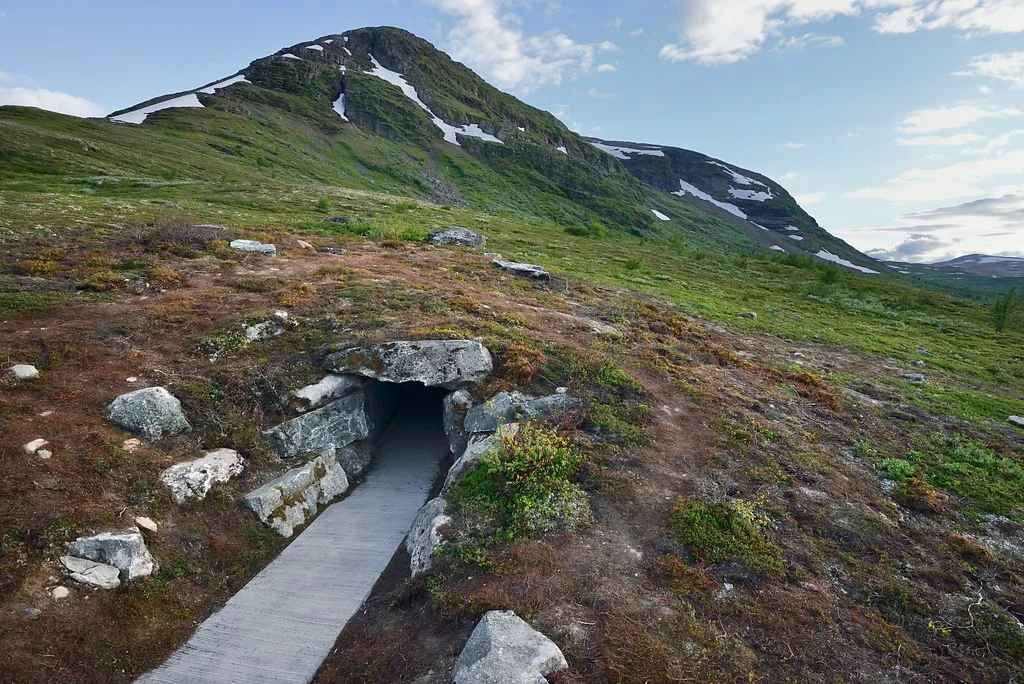 Stien fra parkeringsplassen ved Vedahaugene ledet hit. Hva er inne i fjellet tro? Landskapsarkitekt: LJB as / Lars Berge. ©Foto: Roger Ellingsen / Statens vegvesen.