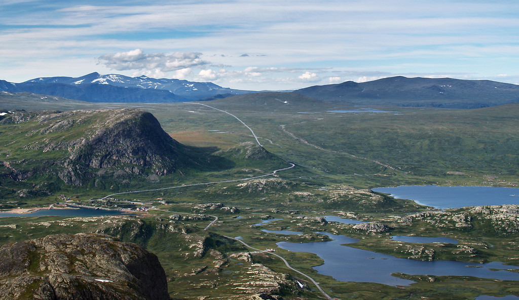 Fylkesvei 51 over Valdresflye er en av 18 nasjonale turistveier. Her sett fra Bitihorn nordvest for Beitostølen. ©Foto: Werner Harstad / Statens vegvesen