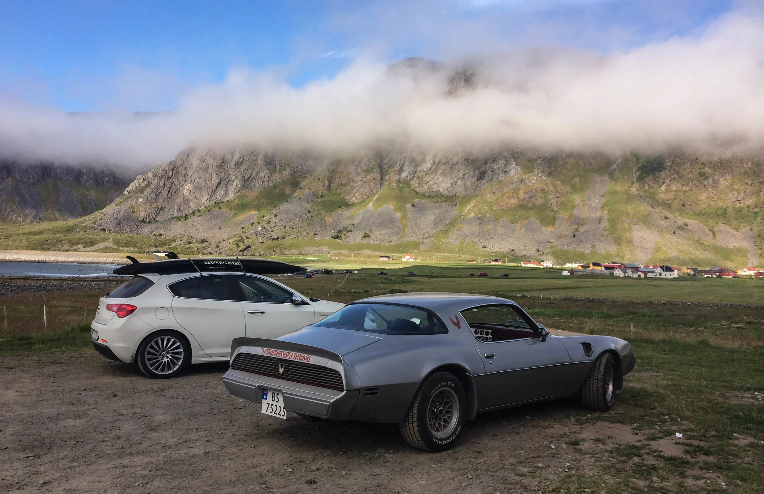 I Lofoten fikk vi låne noen surfebrett og kjørte ut til Unstadstranda. ©Foto: Bjørnar Eidsmo