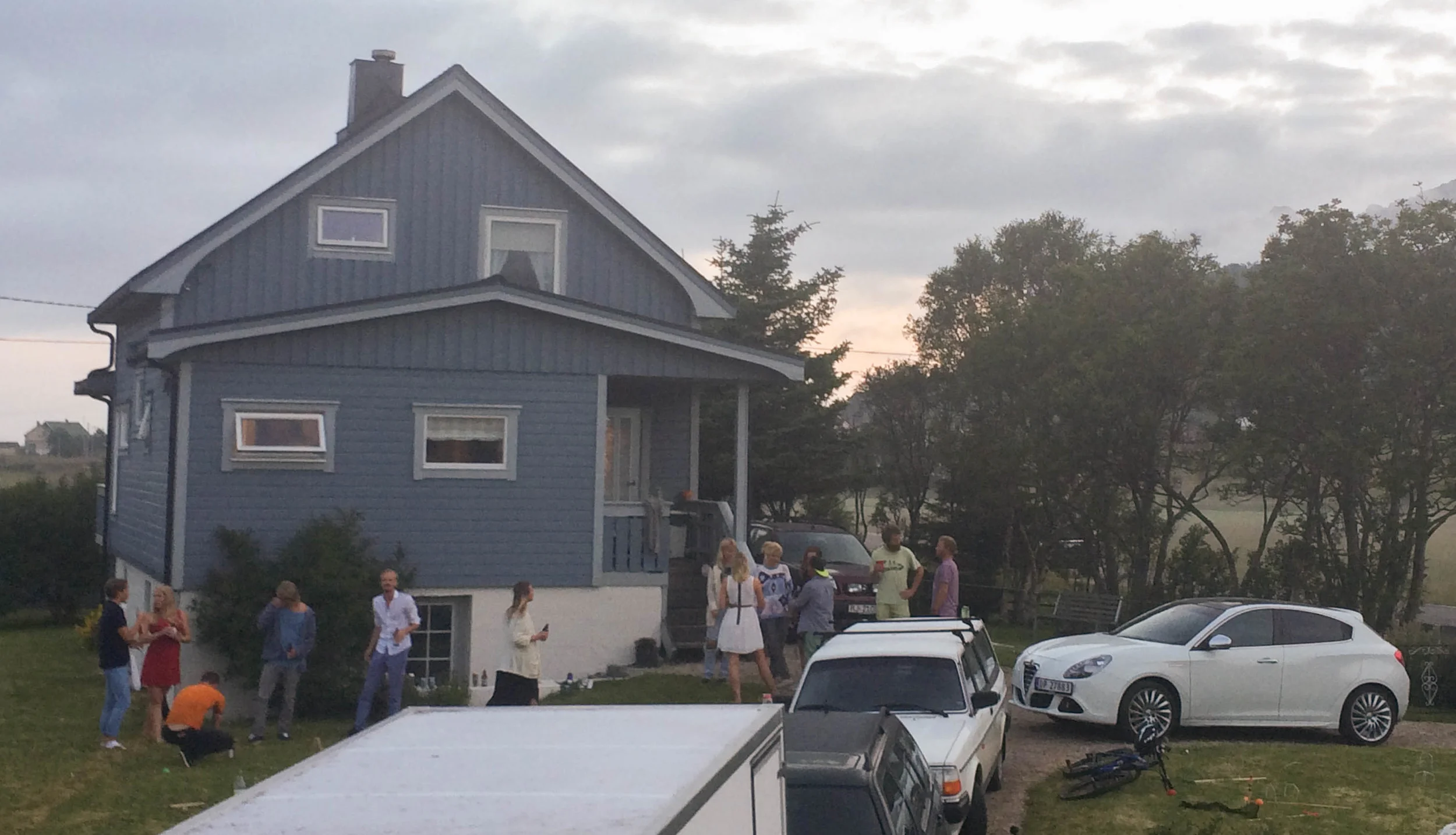 I Unstad ble vi invitert hjem på hage- og låvefest. Her var det en god miks av tilflytta surfere, sykepleiere og lokale bygdehelter. ©Foto: Bjørnar Eidsmo