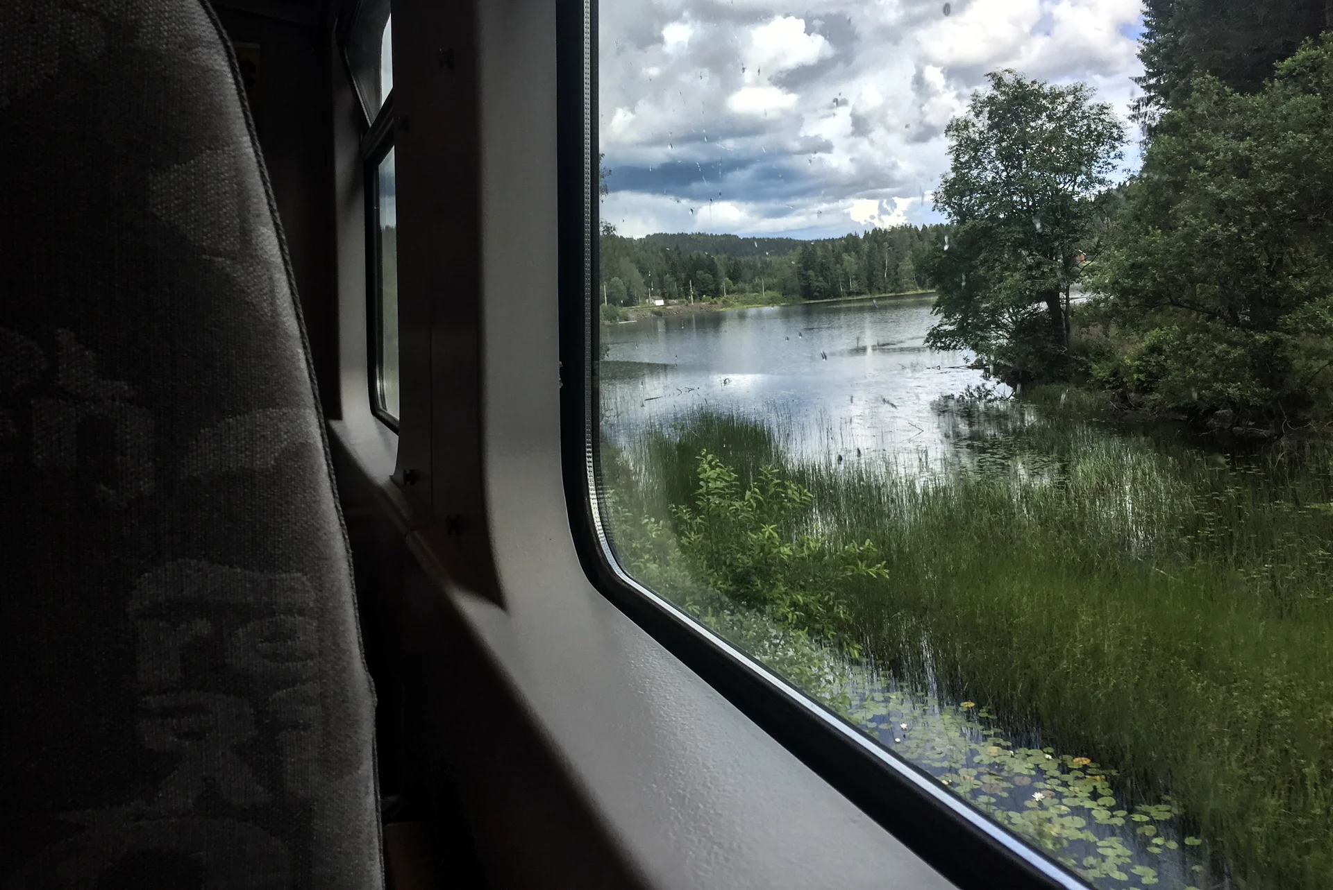 Gjøvikbanen tar meg nordover. Tog er digg.