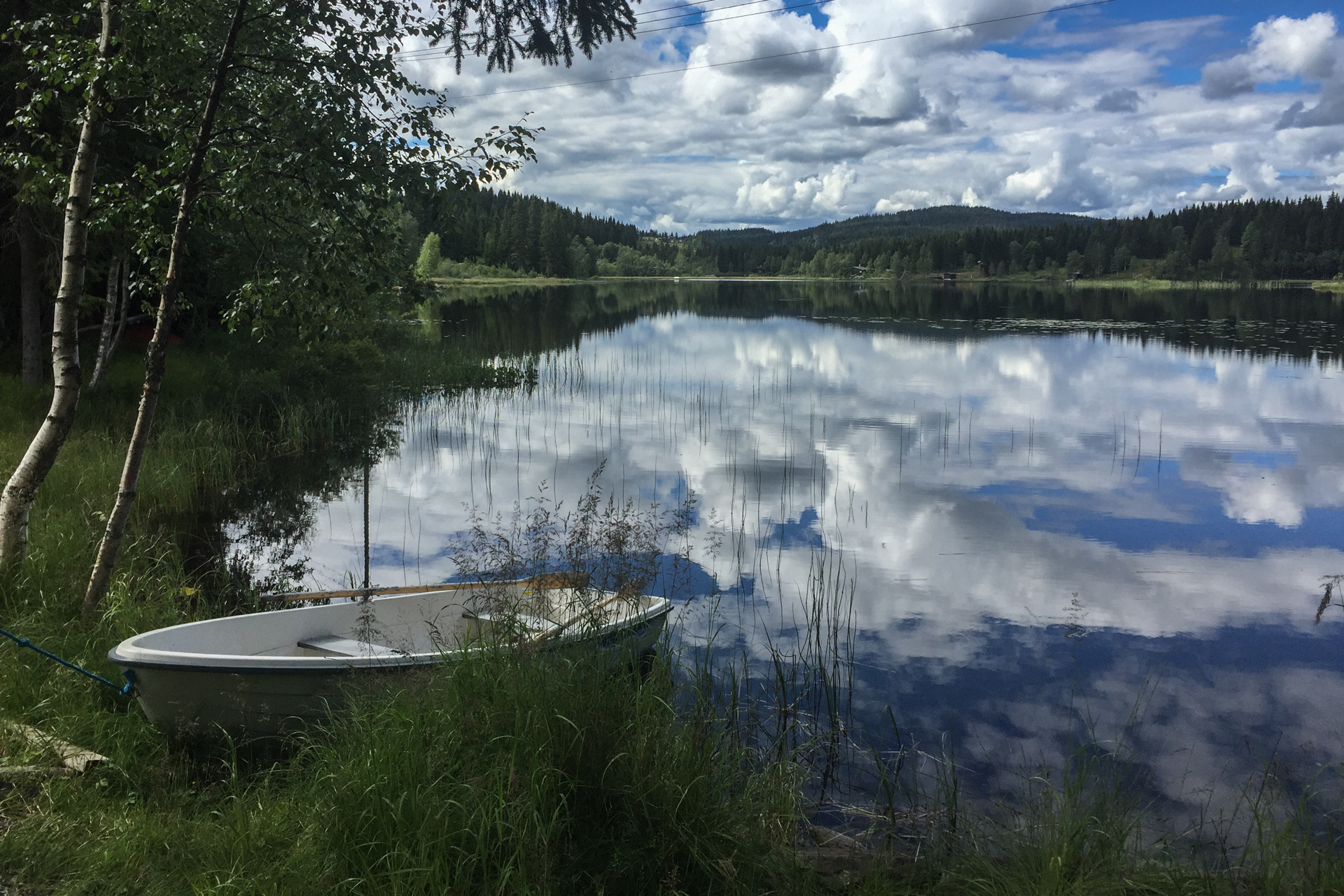 Ved vannet Svea er det vindstille. Skogen er tørr og sola varmer. Forholdene for en langtur kunne ikke vært bedre. Siden dette ikke er en konkurranse kan jeg senke skuldrene og se rundt meg. 