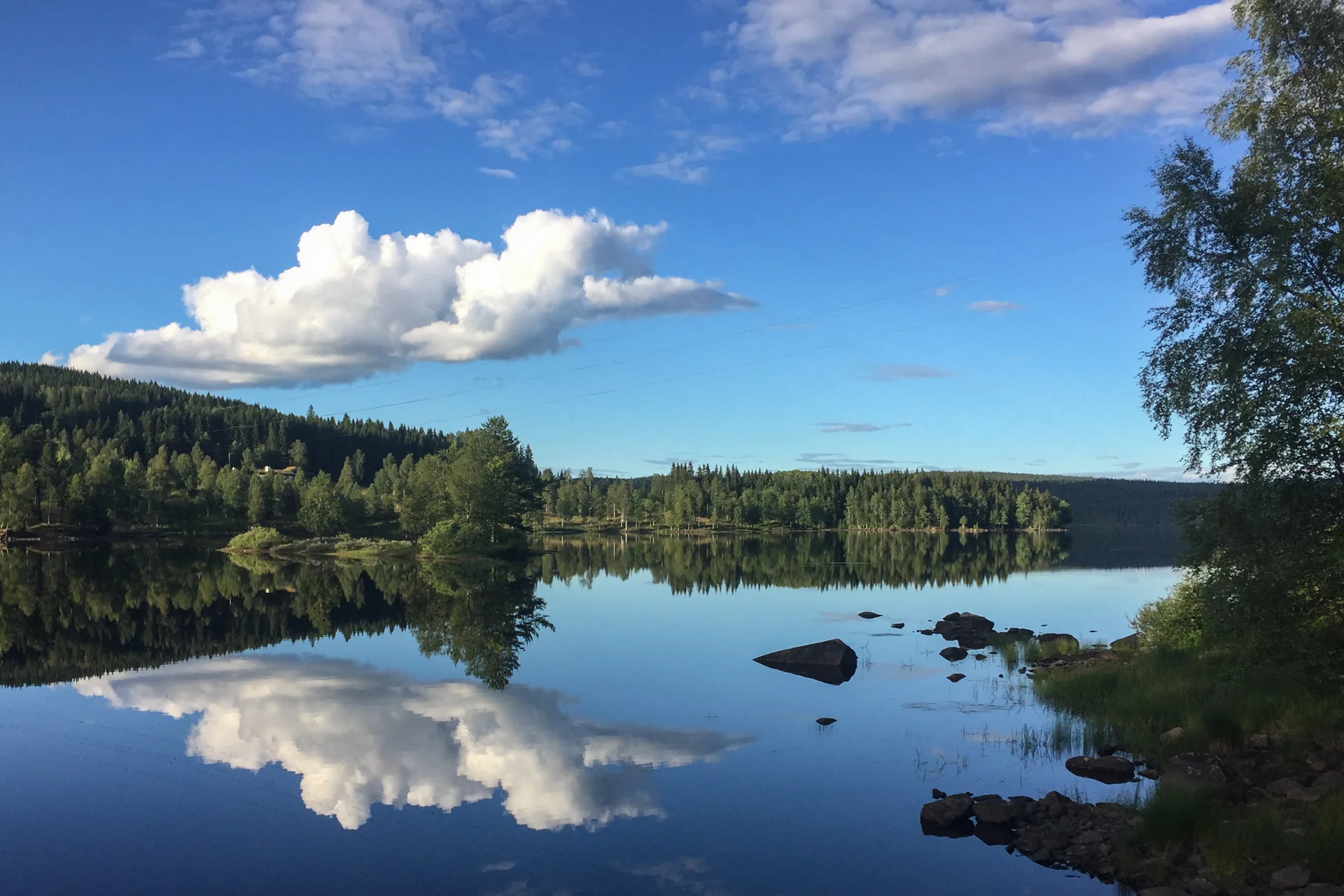 Skyene speiler seg i Store Sandungen.