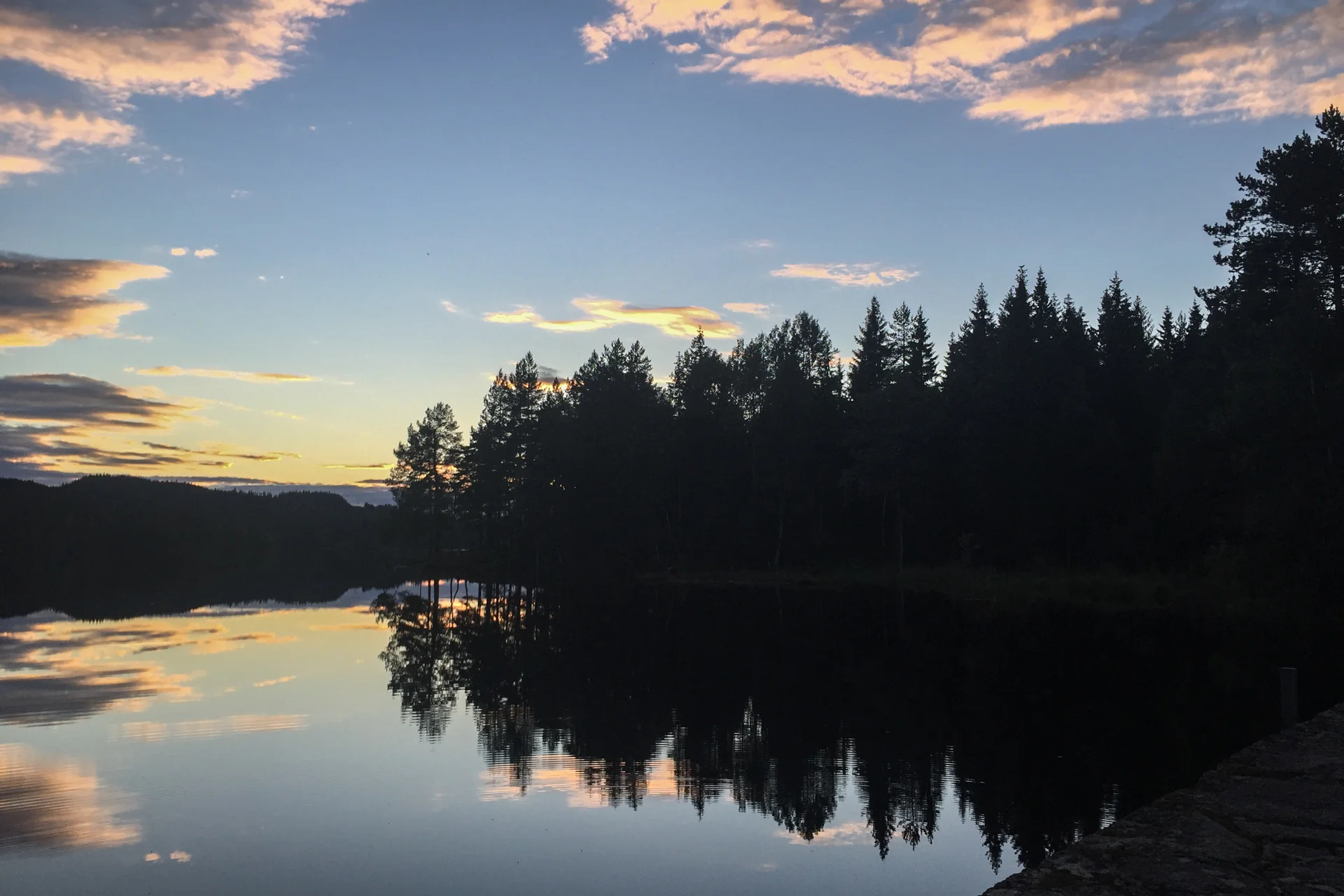 Sola går ned bak meg. 