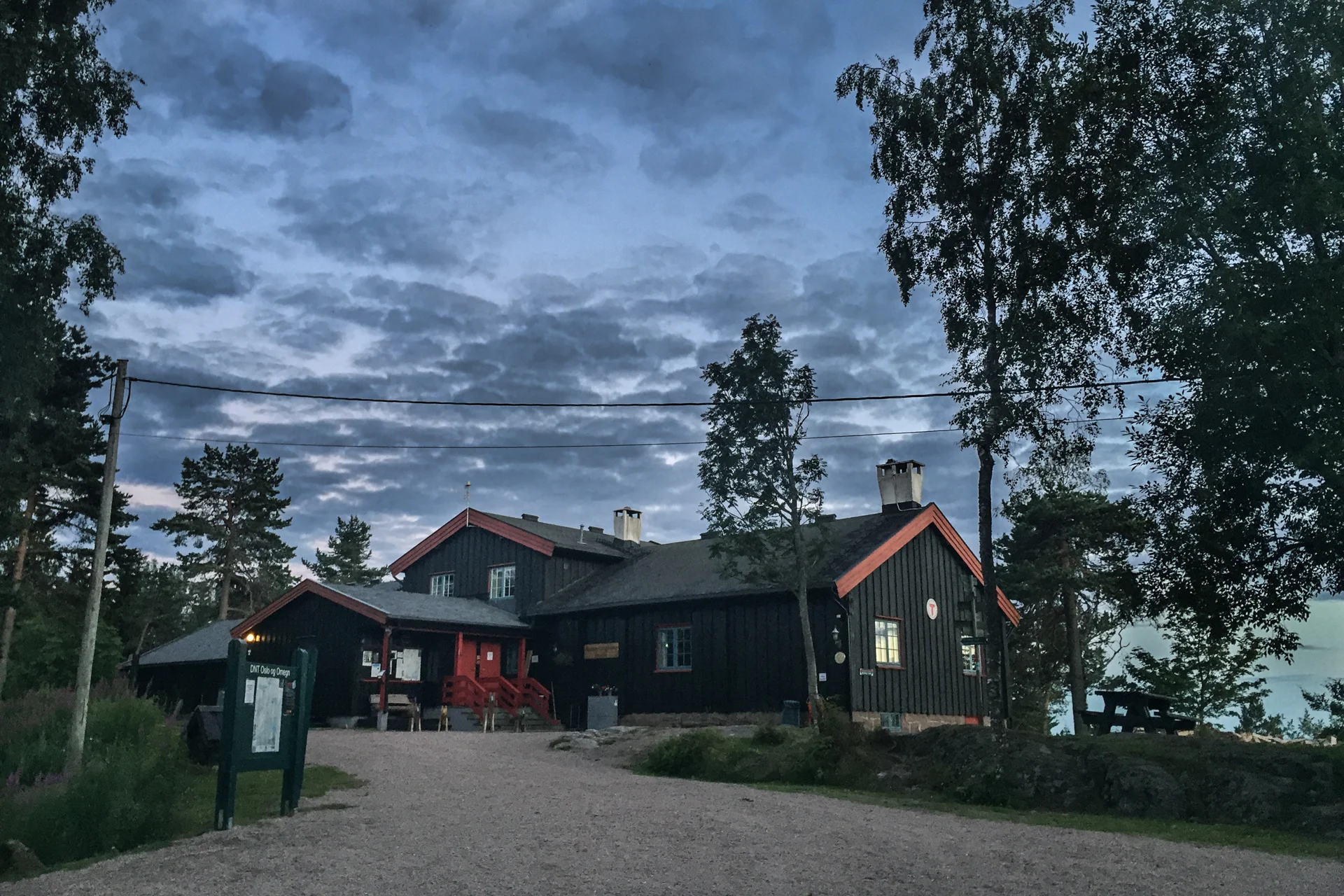 Etter 50 km er jeg ved Kobberhaugshytta. Herlig! Herfra er det mest nedover. Først må jeg en tur i bua.