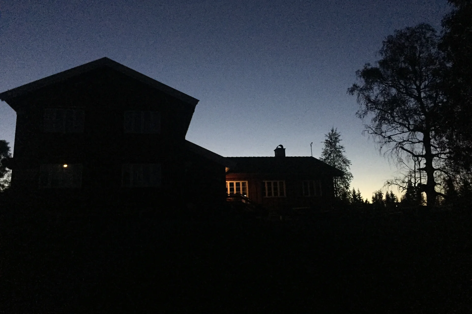 Midnatt ved Ullevålseter. Det er 11 km igjen til Sagene. 