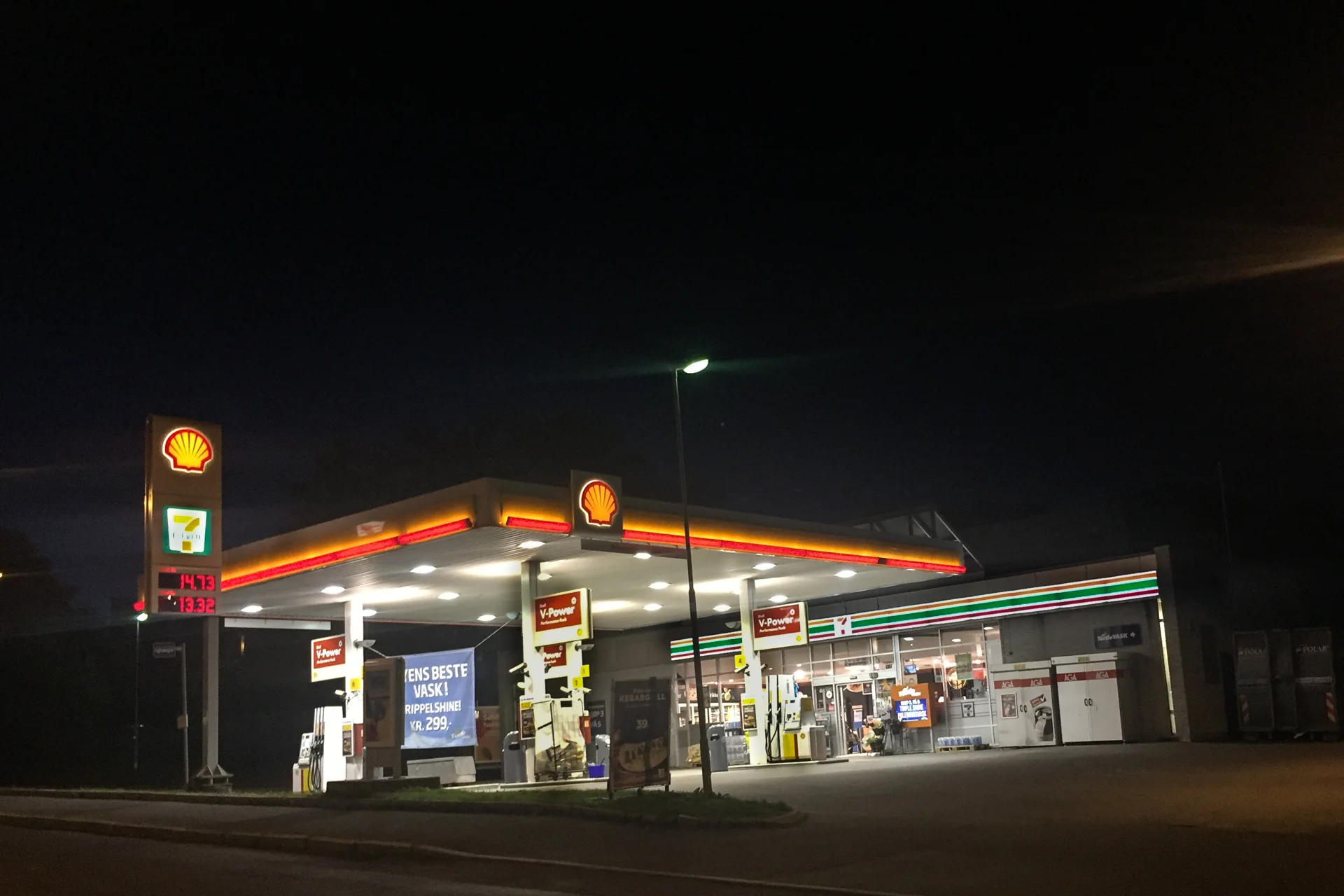 Fantastisk! Shell på Tåsen har nattåpent. Selv om jeg bare har 1 km igjen makter jeg ikke å la dette matfatet passere.