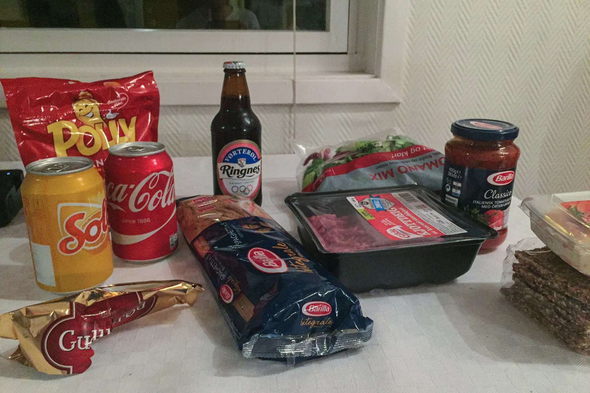 Gikk amok på Jokern. Alt av drikke forsvinner, men jeg er for trøtt til å lage middag. Det får bli frokost neste dag. 