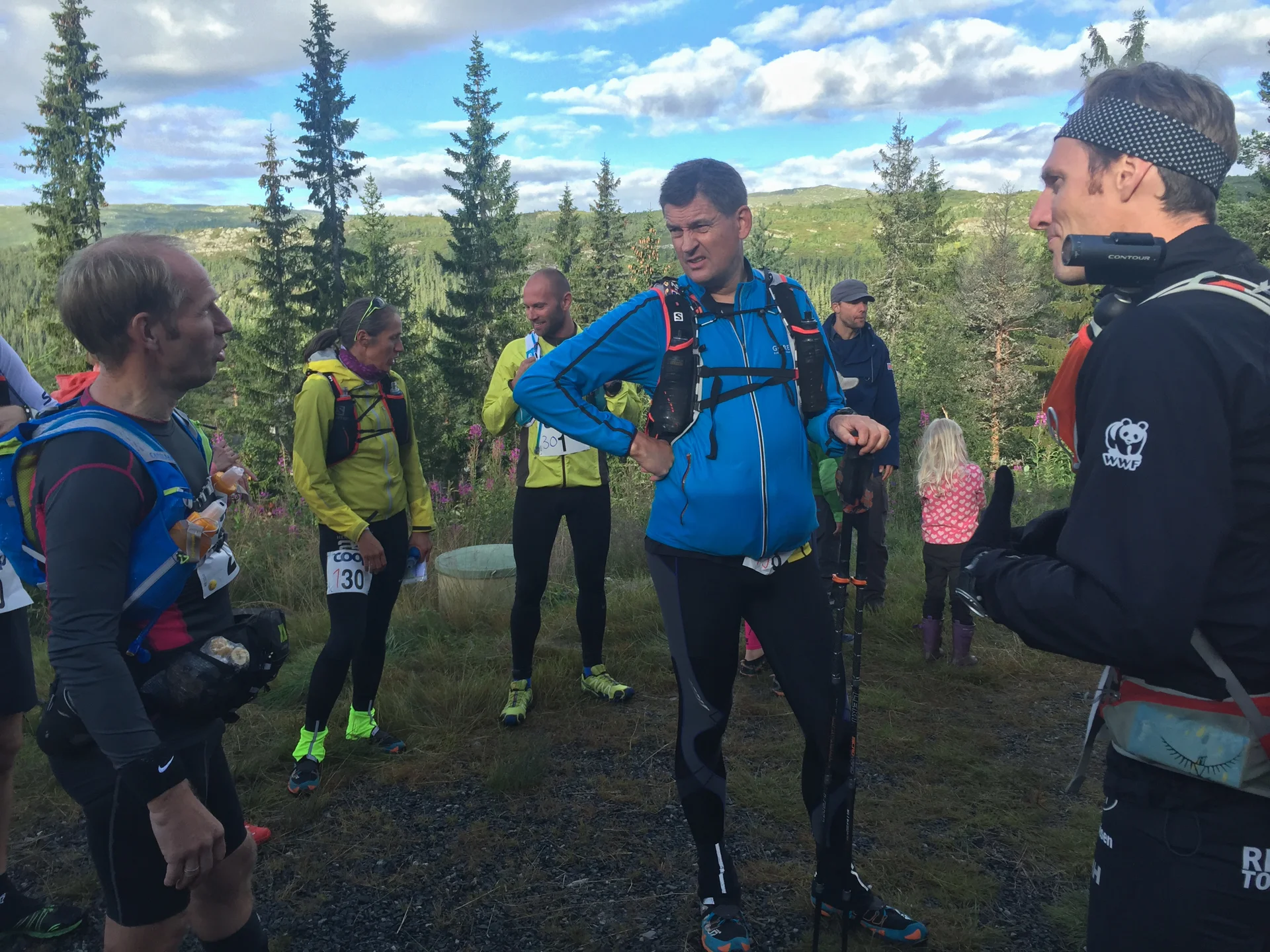 Ultraløpere er inkluderende og ekstra glade i å løpe: Geir, Ottar, Tom Stephan og jeg deler erfaringer. Ottar, i midten, deltok i sitt første ultraløp for nærmere 30 år siden (om jeg ikke husker helt feil). De siste årene har han brynt seg på blant annet Xreid Hardangervidda og Xreid Senja. Tom Stephan (til høyre), min sjåfør opp til løpet, fikk mersmak på ultraløp under årets Ecotrail 80 km. 