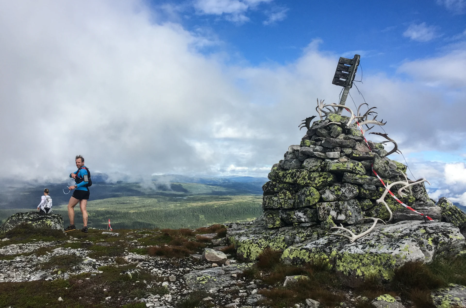 Første toppen er Blenuten på 1213 moh. Er det ikke gevir fra reinsdyr som ligger der? - God tur videre, sier Roar foran meg. Jasså ja. Nå er det på tide å få opp farten og ikke bli løpt fra. 
