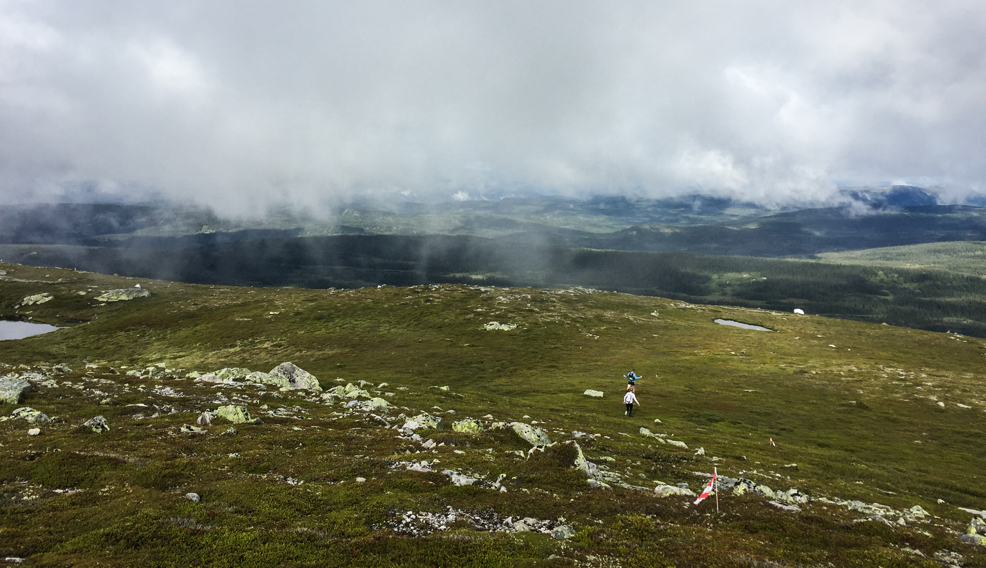 Etter 9 km, med nesten bare stigning, er det herlig å få fart på beina. Her mot Åklinuten er det ingen sti, men det er godt merket. At arrangørene har lagt løypa i så morsomt terreng som dette er befriende. Tenk om flere løp var slik?