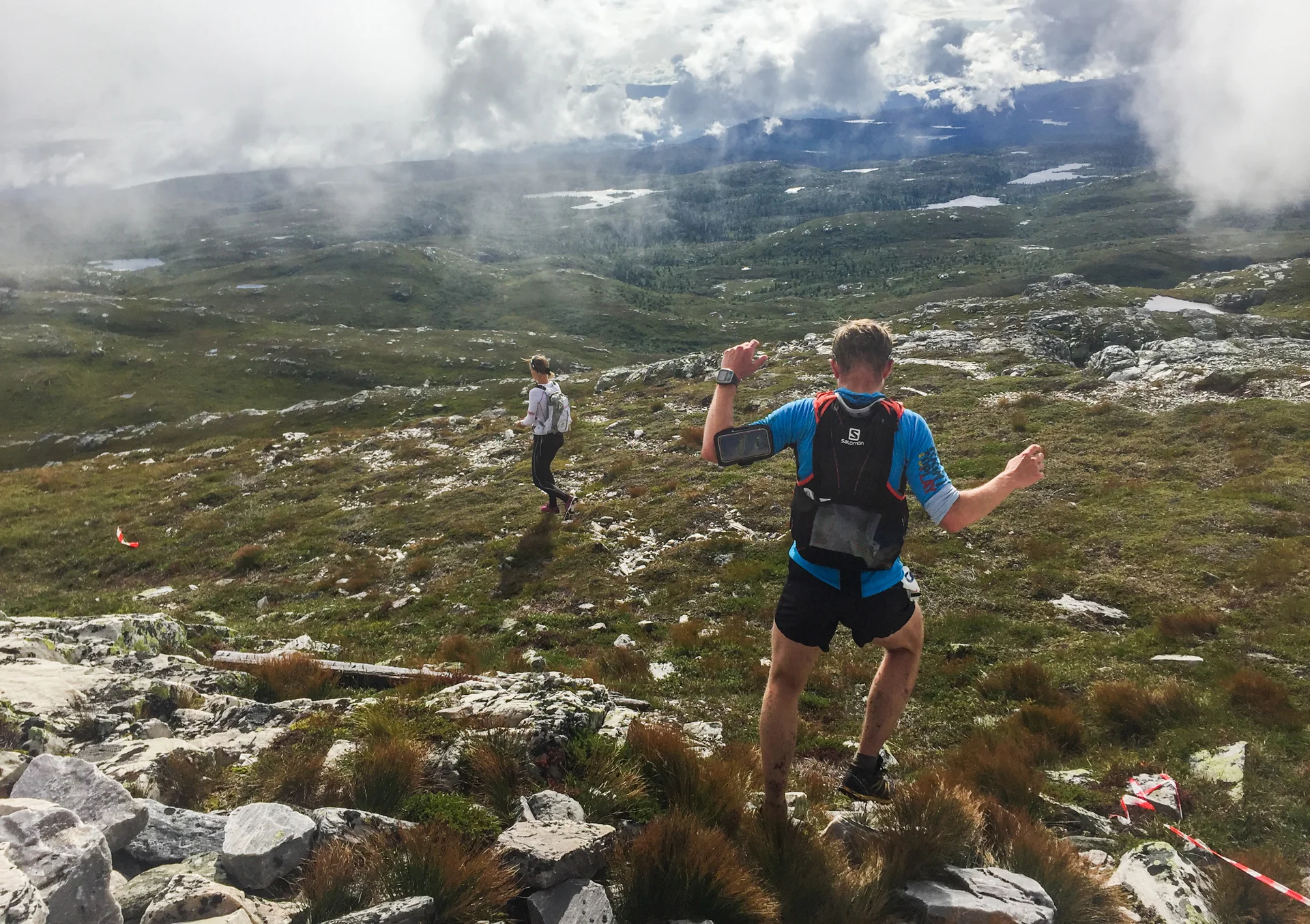 Fra Åklinuten skal vi 7 km og over 400 høydemeter nedover. Skyene svever rett over oss. 