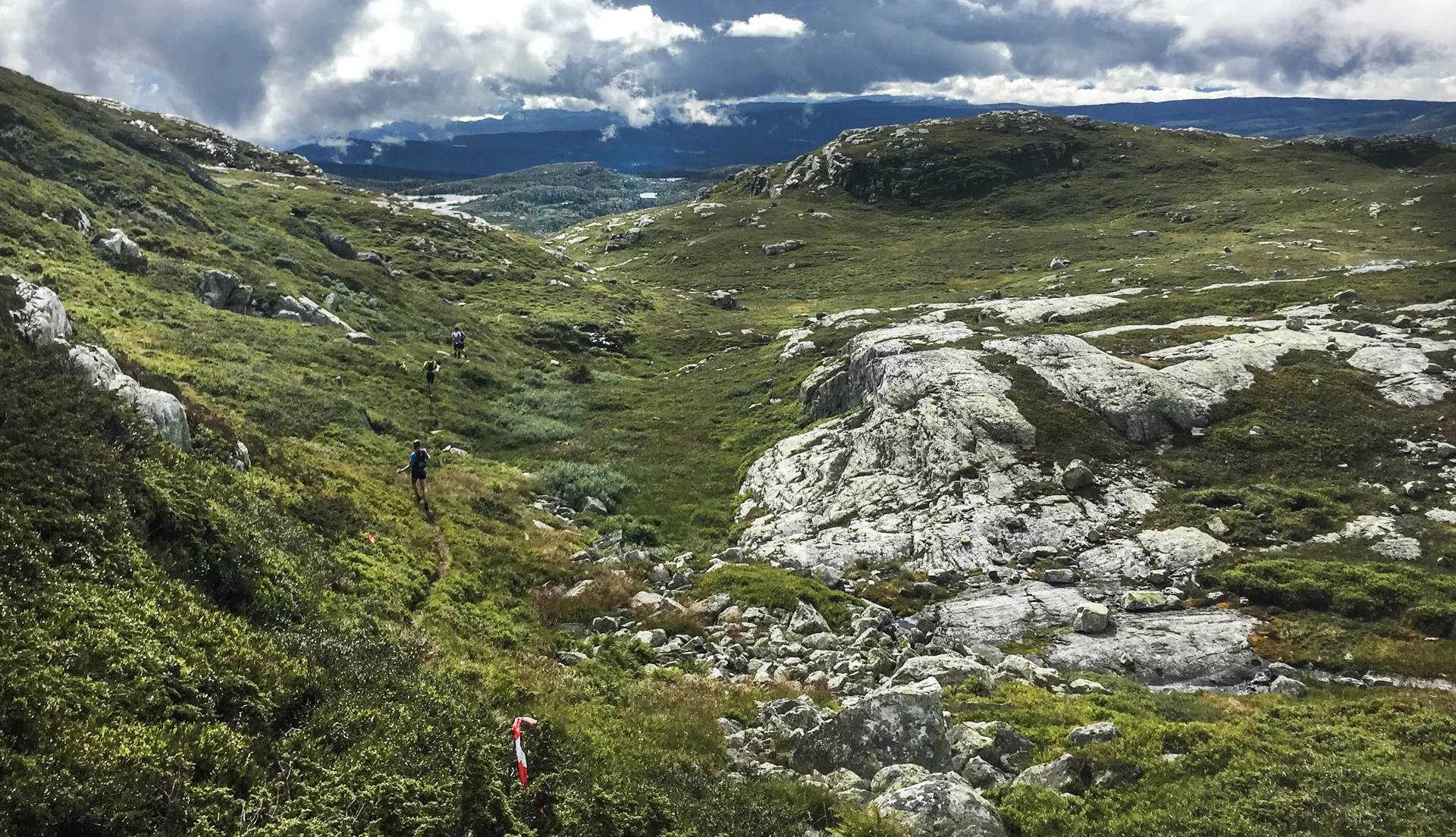 Løypa er teknisk krevende og det er vanskelig å løpe raskt mange steder. Et feilsteg her kan bety flytur, skrubbsår og en vrikka fot.