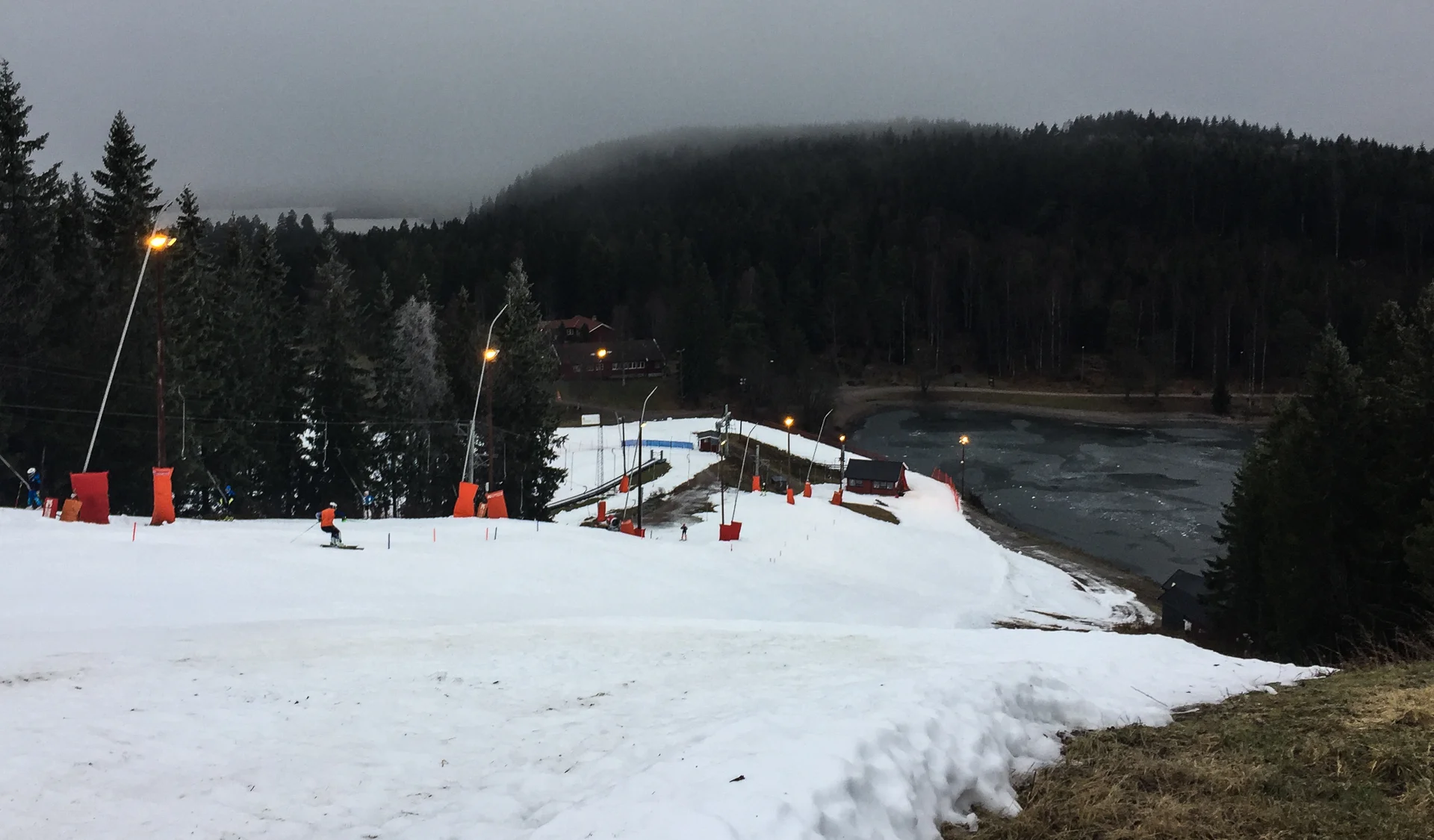 Ved Trollvann er det snø og alpintrening. 