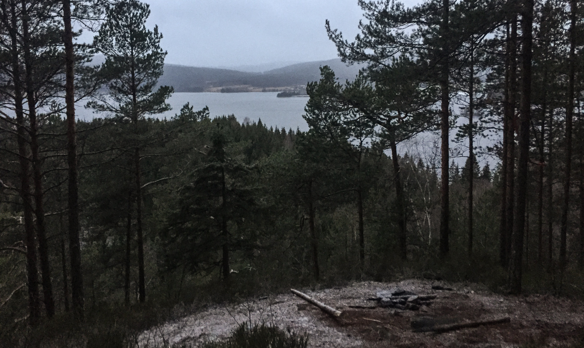 Et av sidesporene jeg kjenner går til dette utsiktspunktet over Maridalsvannet. Snart blir det mørkt.