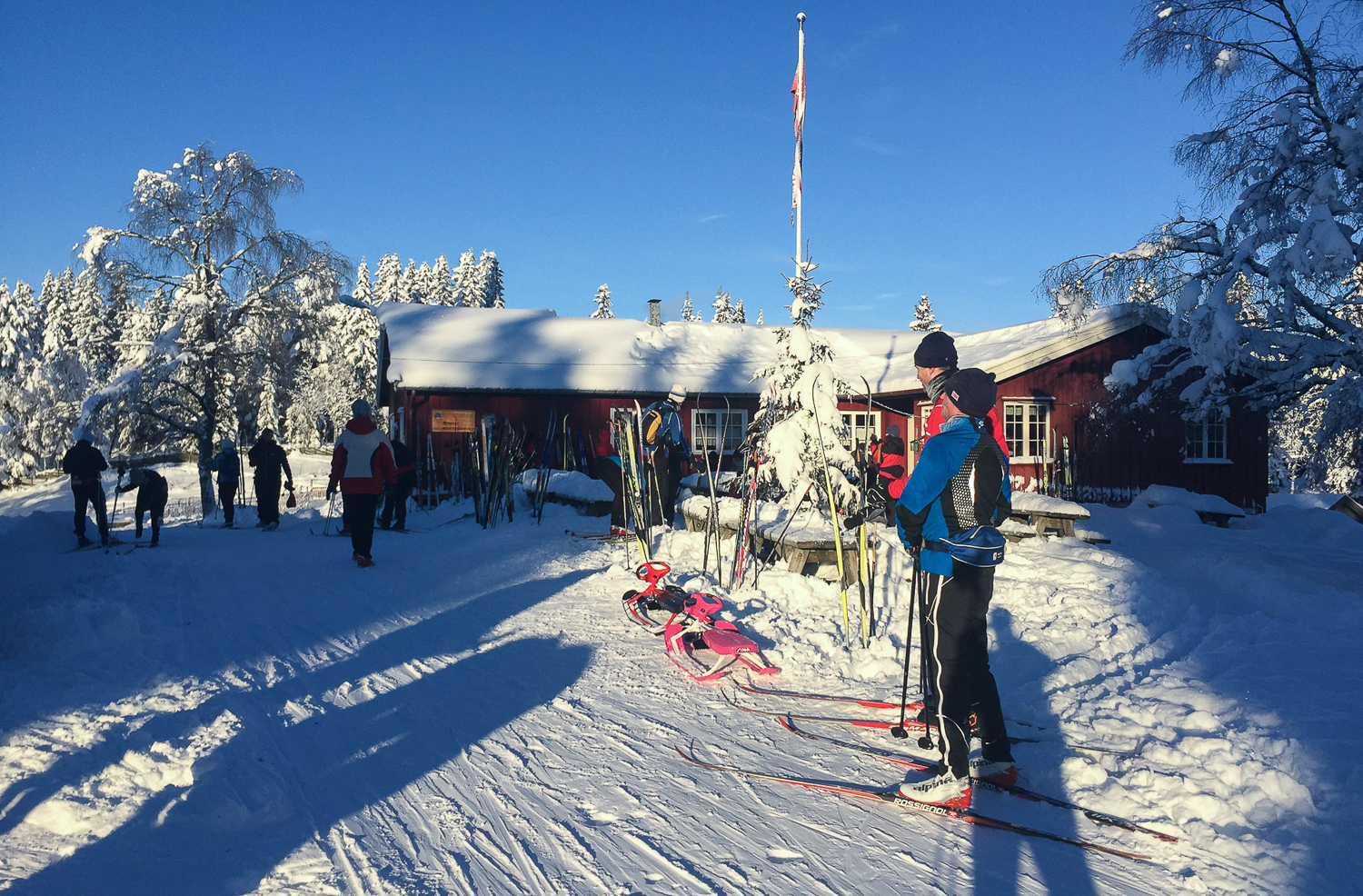 Hørt utenfor Lilloseter denne dagen: "- Kan vi ikke gå videre til Sørskogen? Det er jo så fint her nå?", spør en kvinne to karer hun er med. "- Nei, det går ikke. Det er jo Arsenalkamp om et par timer". Valget mellom tv og naturen er ikke like enkelt for alle.