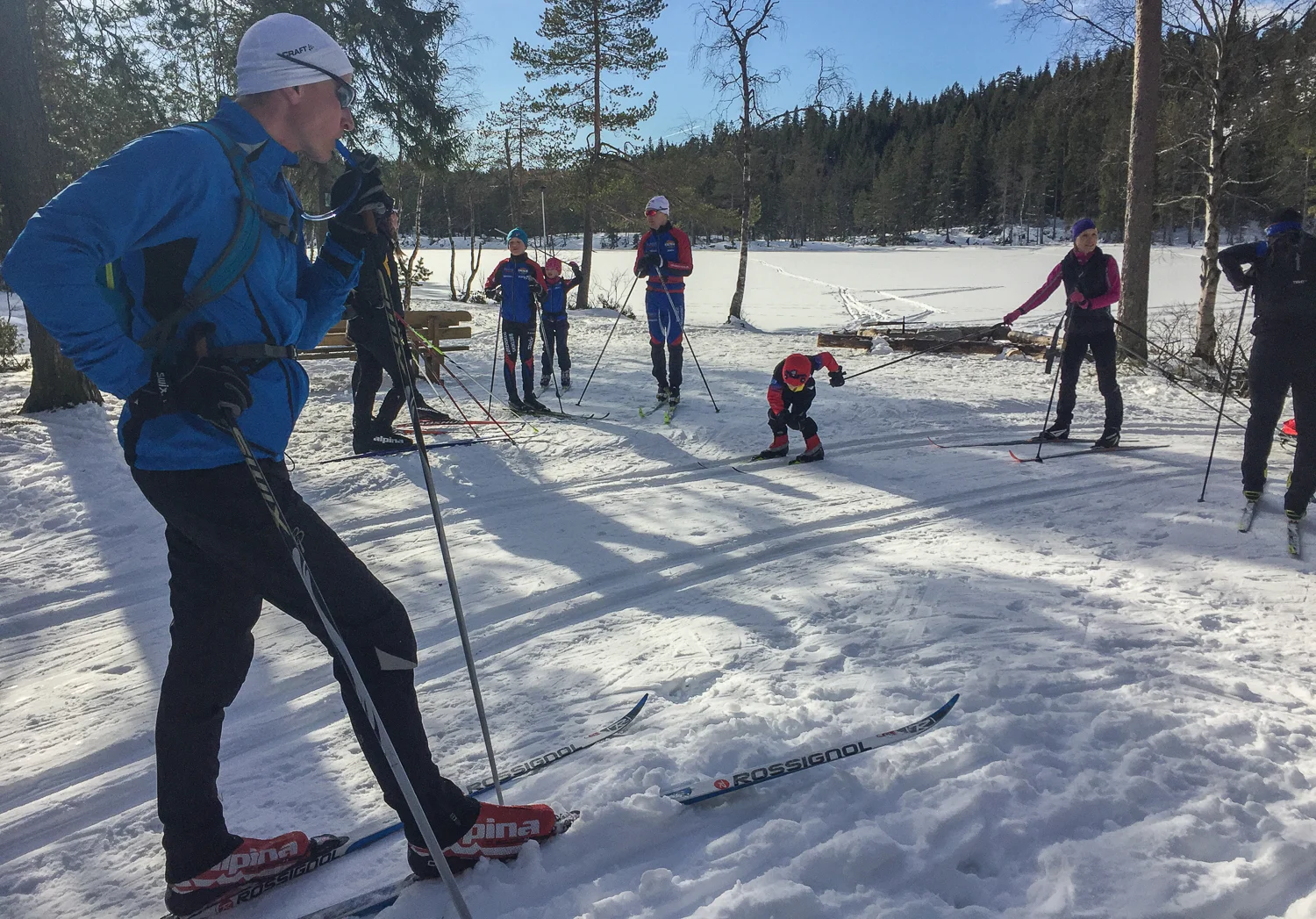 Nils Gunnar viser oss en super treningsrunde fra Steinbruvannm ovenfor Grorud, til Skytta, Kjulstjern, Lilloseter og ned igjen til Steinbruvann. I bakgrunnen er det en yngre kar som gjerne vil videre.