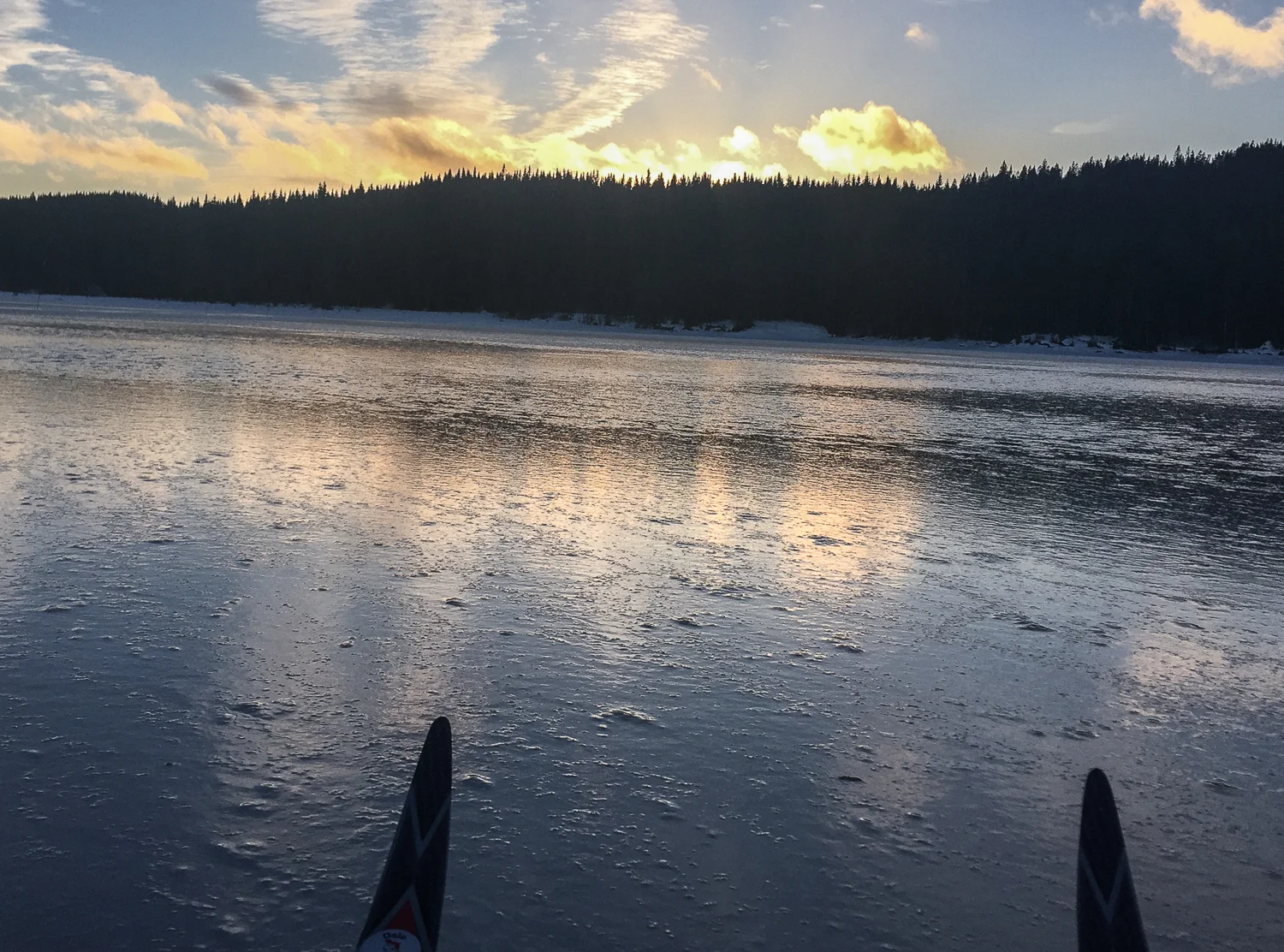 30. januar er dette føret på Bjørnsjøen nær Kikut. Isklister hadde vært en fordel, men han som hadde det med har snudd for lenge siden grunnet forholdene. Staking og triceps blir løsningen.