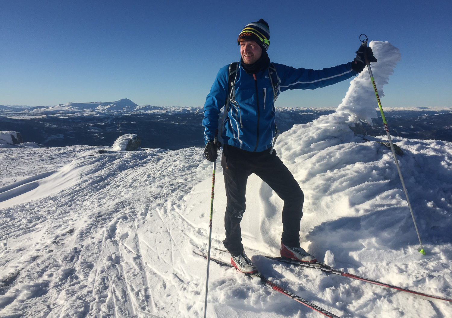 Bletoppen er 1342 meter over havet. I bakgrunnen ser du Gaustatoppen og Gaustaknærne. I juli, noen måneder senere, skal jeg komme tilbake hit. Da som endel av mitt første ultramaraton. Men det har jeg ingen anelse om at jeg er i stand til denne dagen.