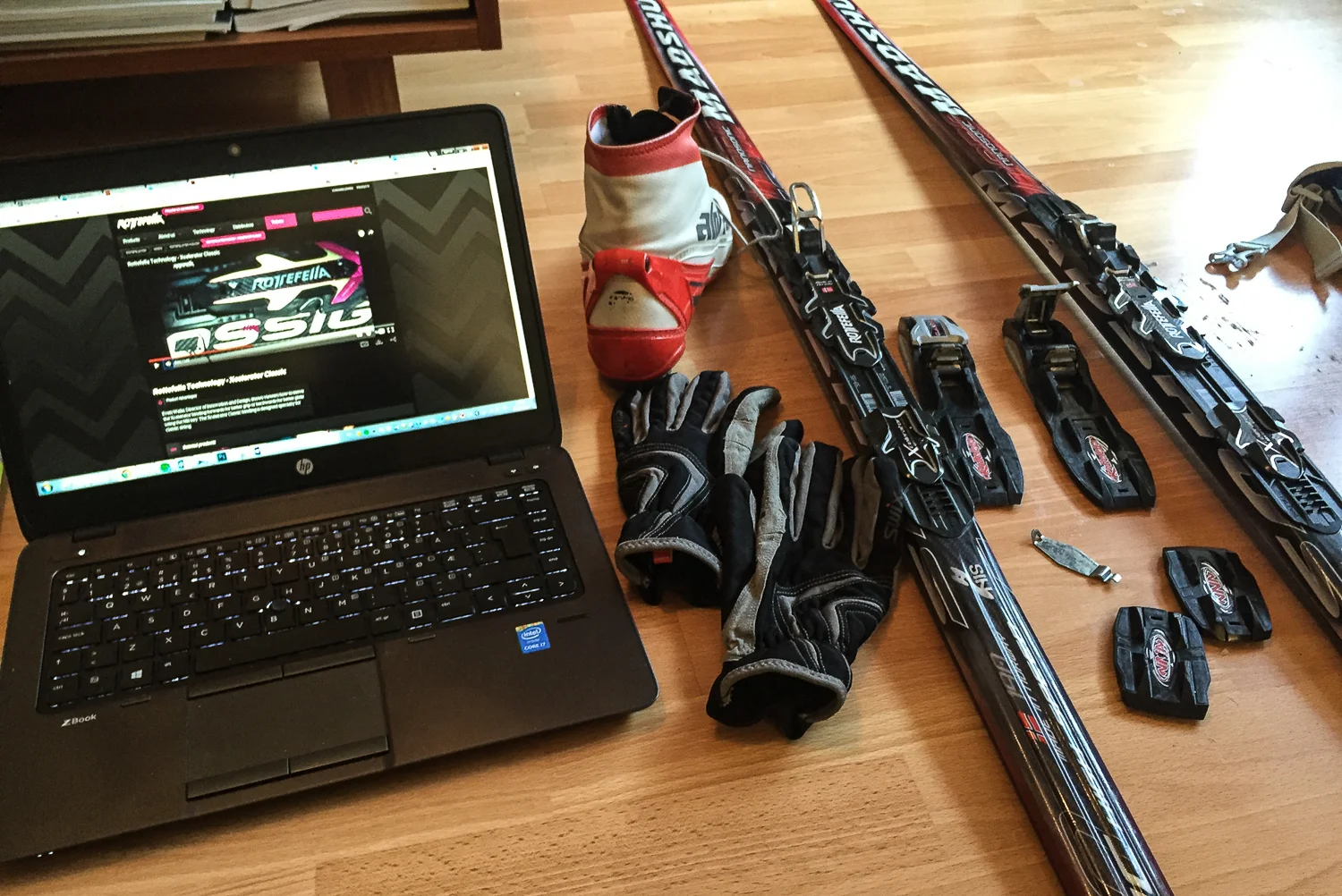 Det er på høy tid å få montert racingbindingene jeg fikk av min venn Torstein i Rottefella noen år tilbake. Da jeg finner oppskriften på rottefella.no skjønner jeg til min overraskelse at det er superenkelt å bytte bindingene.