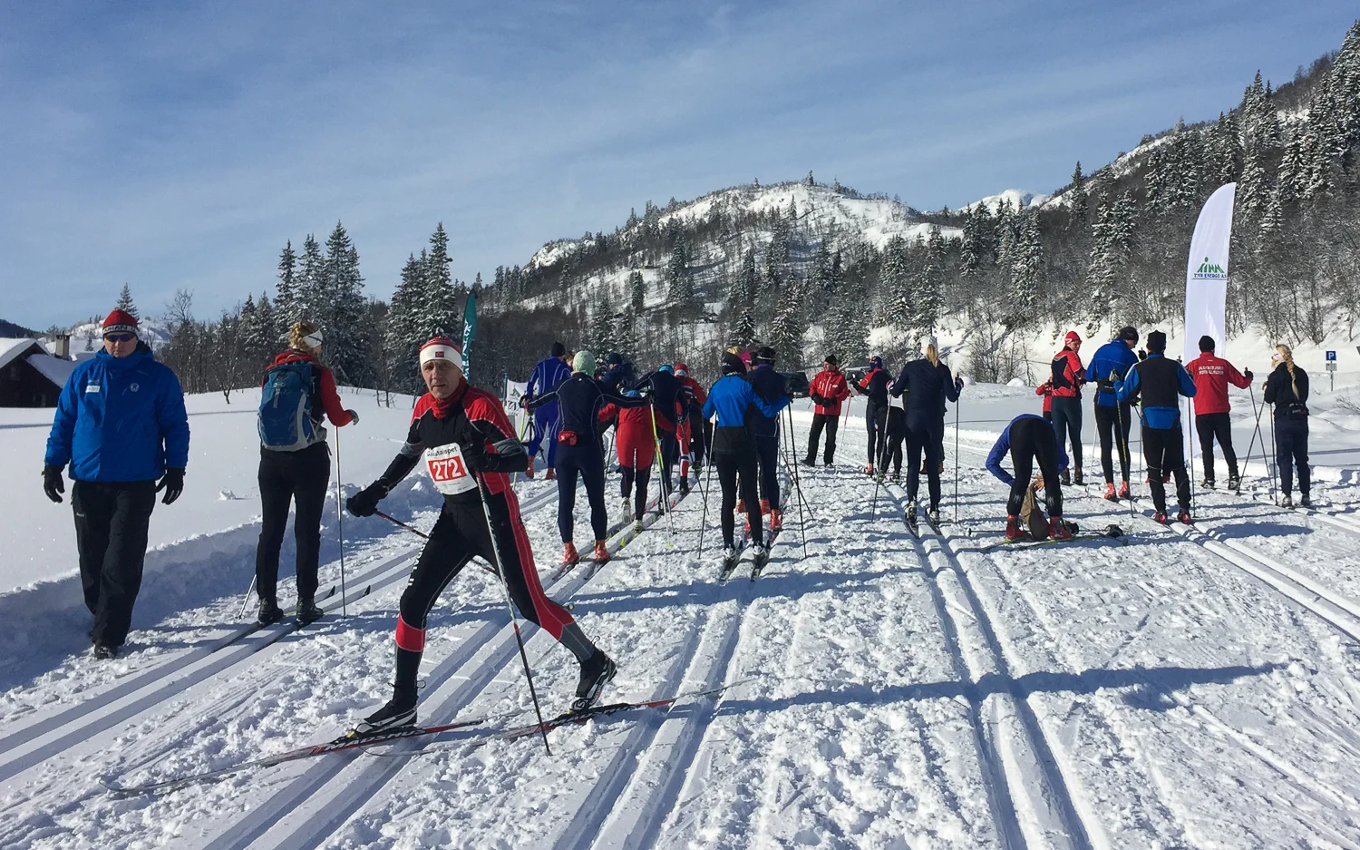 Birger Espevik, i svart og rødt, var gymlæreren min i Sauland. Han holder seg i god form.