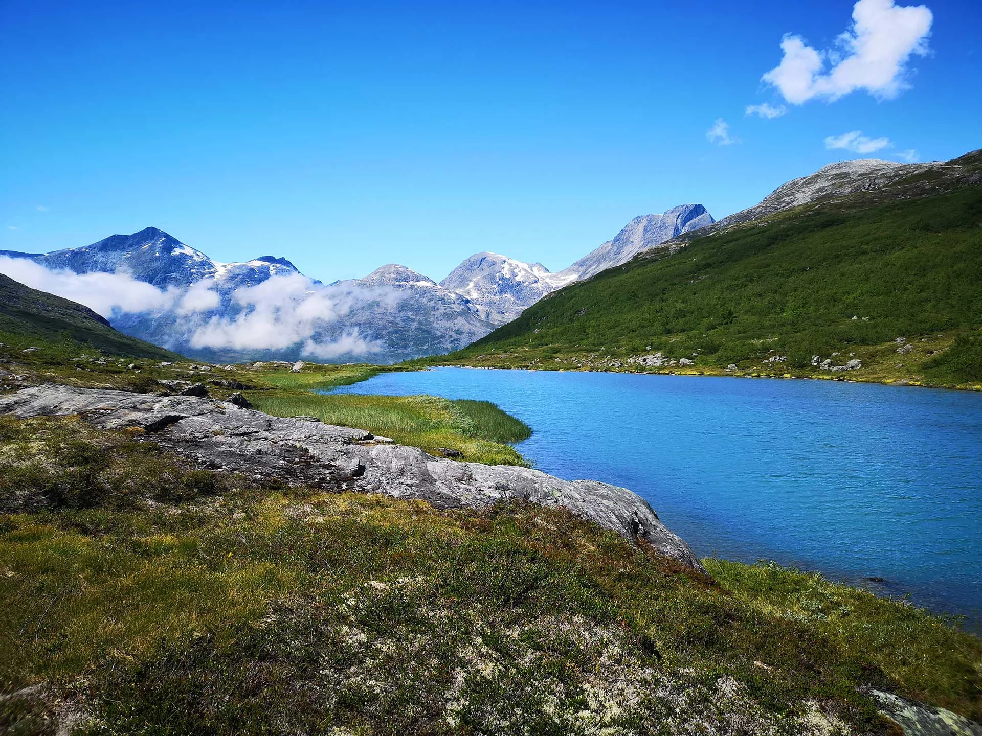 Får du også lyst å løpe her? Brevannet gir tjernet en flott farge.