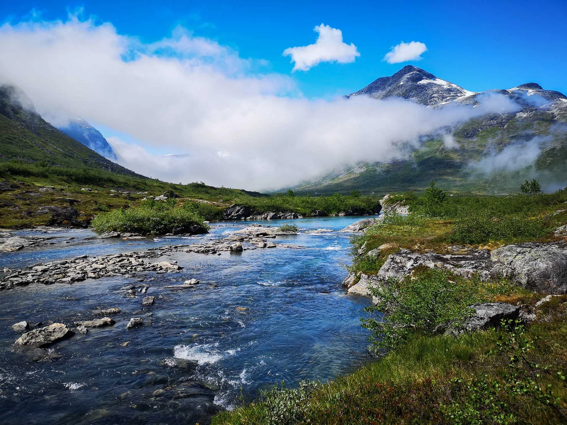 Tåka passerer bak meg. I dalen jeg er kommer den ikke inn.