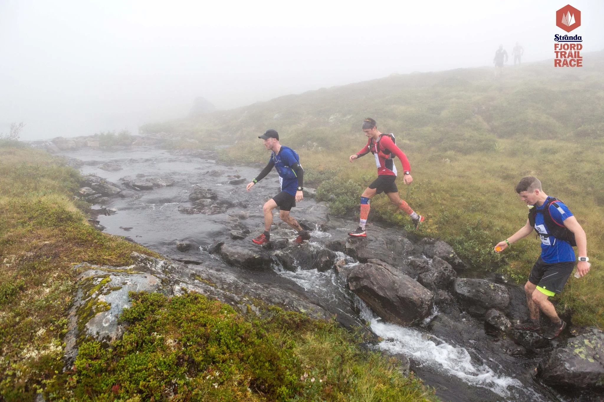 Stranda Fjord Trail Race 2017 var første gang jeg turte å starte å langt fremme i et terrengløp. Dermed var det bare å gi gass, og kjempe for å holde konkurrentene bak meg. Det var ikke lett, slik som her utenfor stiene i myrlendt terreng. Tilslutt holdt det til en 22. plass. Foto: Kyrre Byxrud.