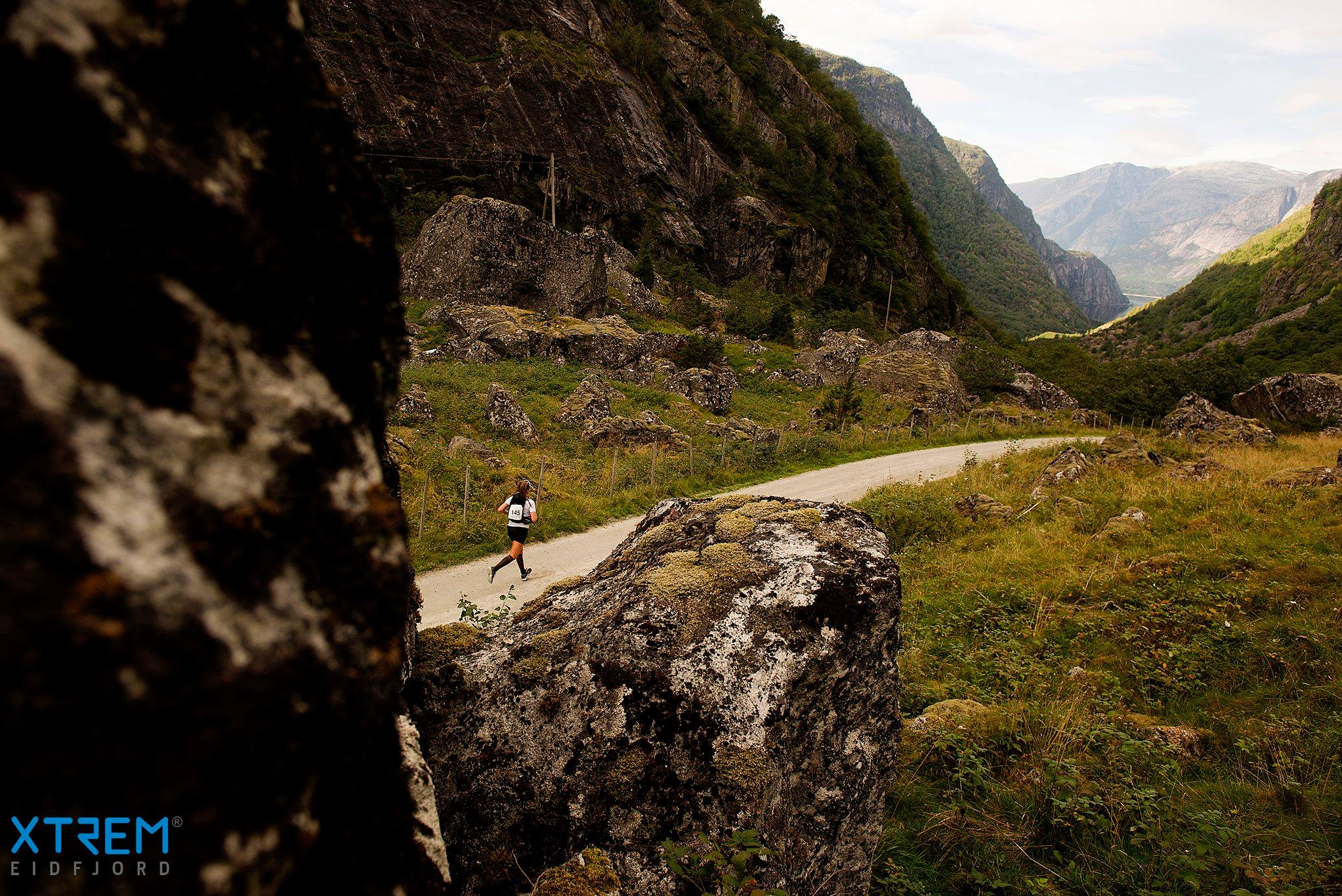 Elise Rivenes Hagen på grusveien i siste del av løypa. Foto: Kai-Otto Melau .