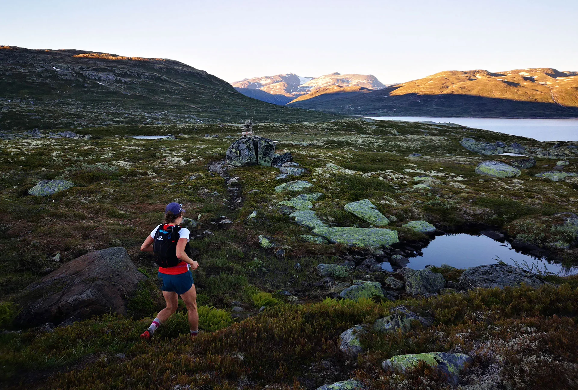 Det er like før sola går ned i Jotunheimen. Molly Bazilchuck er på vei til Tyin og CP2 på 60 km. Å løpe gjennom natten i fjellet er noe helt spesielt. Foto: Bjørnar Eidsmo.