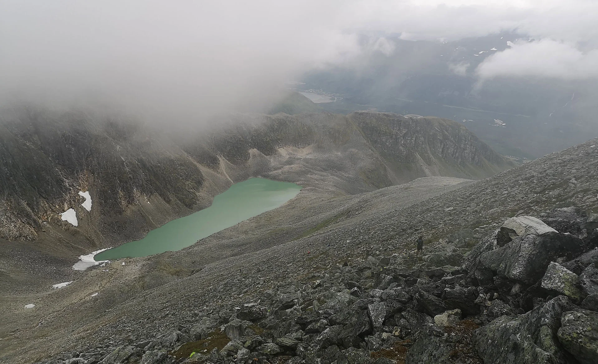 Etter Hamperokken skal du ned til vannet der nede gjennom steinura. I 2018 var det ingen snø i rennene her som tidligere. Dermed var partiet nå mer utfordrende. Der snøen tidligere jevnet ut terrenget, ble det nå løping på stein. En sti ble til underveis. Foto: Bjørnar Eidsmo.