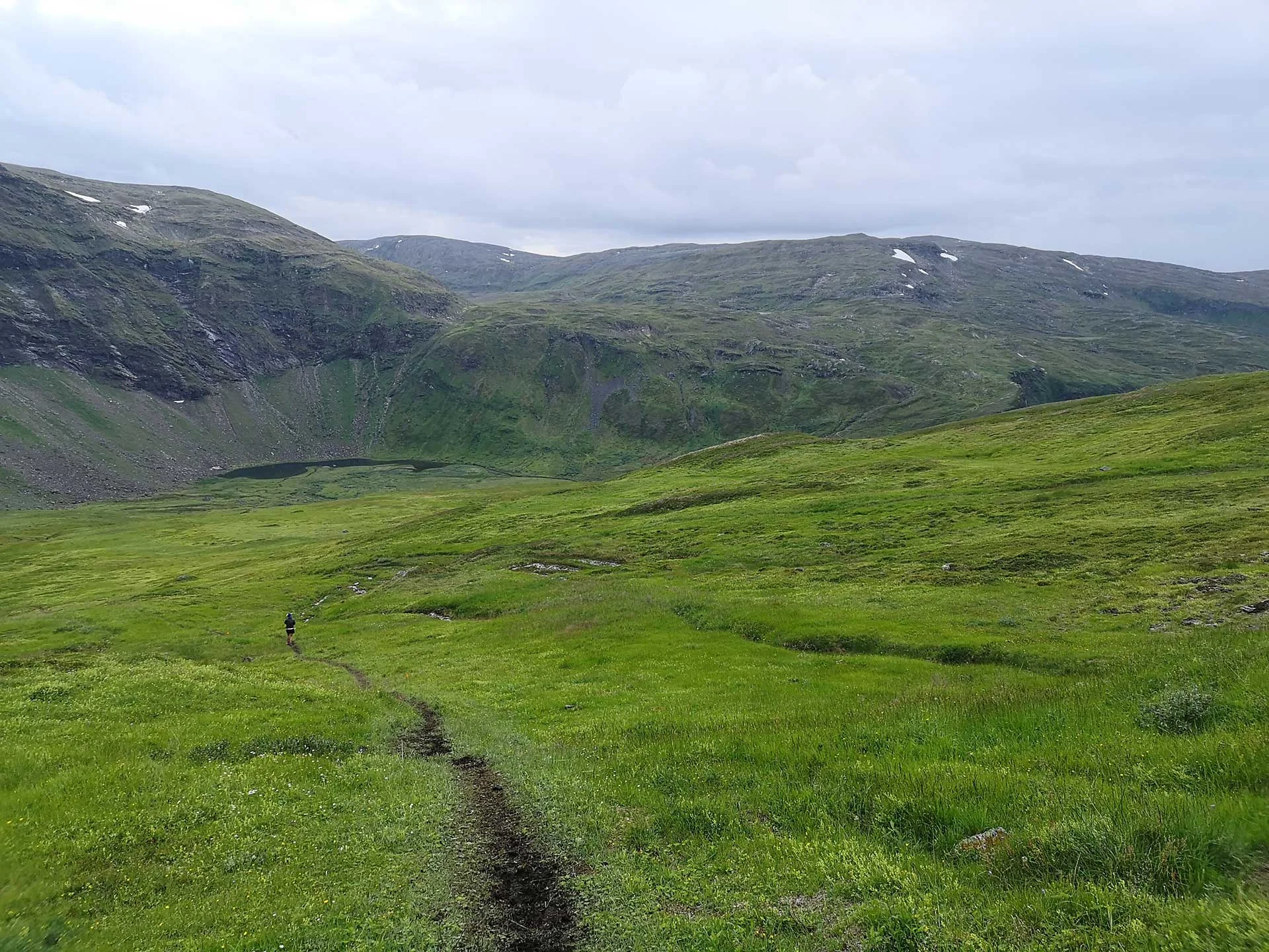 Etter den bratte nedstigningen fra Tromsdalstind kommer et fantastisk stiparti som du ser her. Du passerer også flere bekker med drikkevann. Vannet smaker himmelsk.