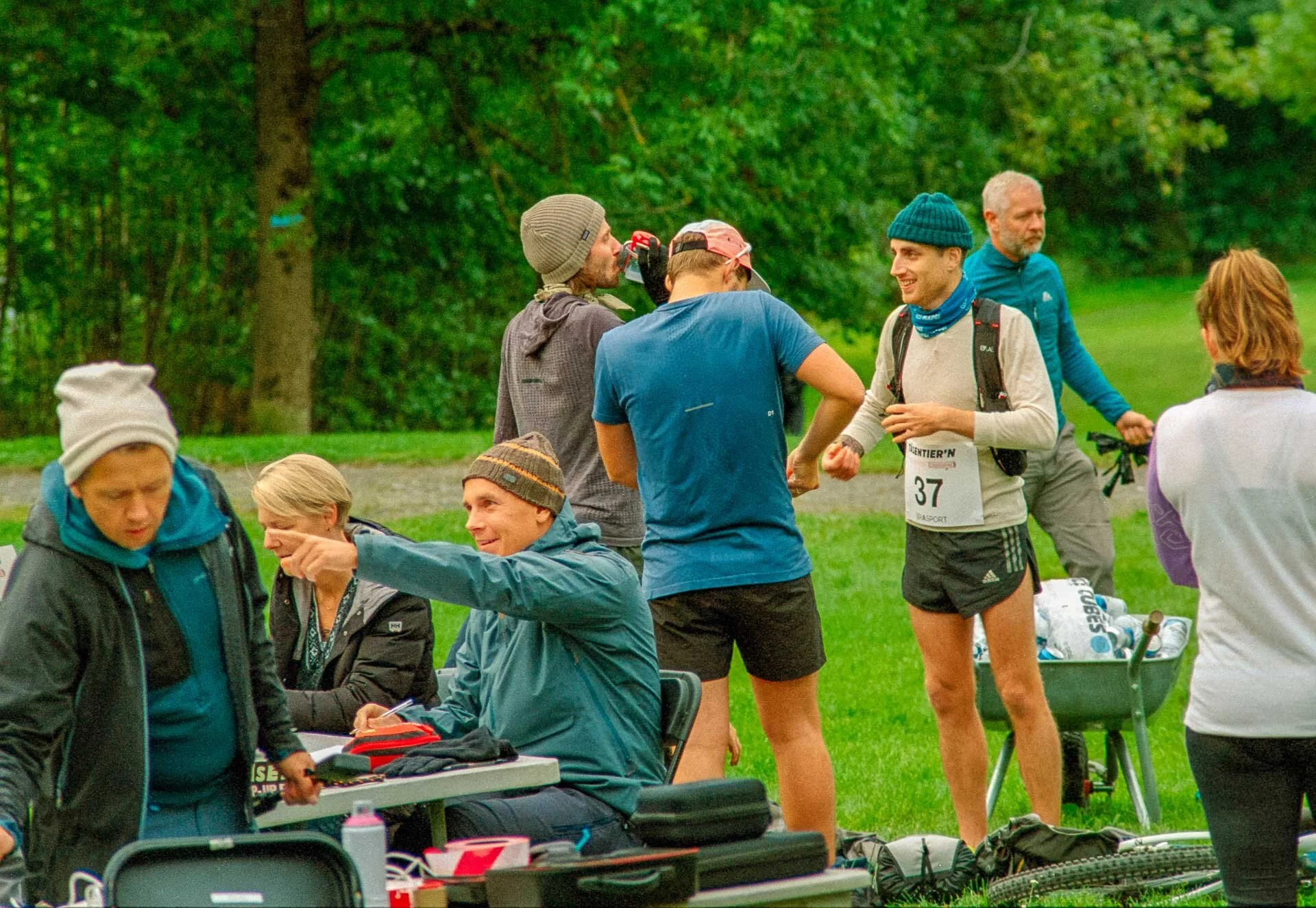 Hva er det i den trillebåra bak Mads John med start nr 37? Foto: Johannes Rummelhoff.