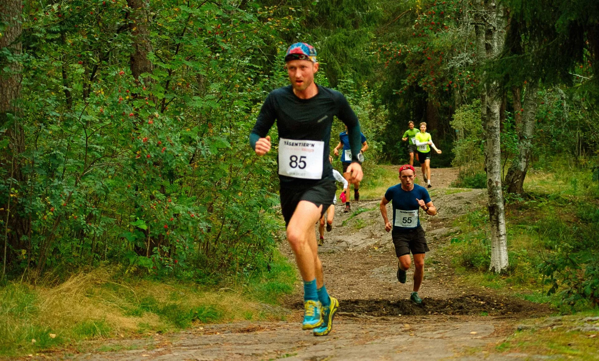 Ser du han i gult lenger bak? Han har fulgt meg hele løpet og har en langspurt på gang som jeg ikke er klar over. Foto: Johannes Rummelhoff.