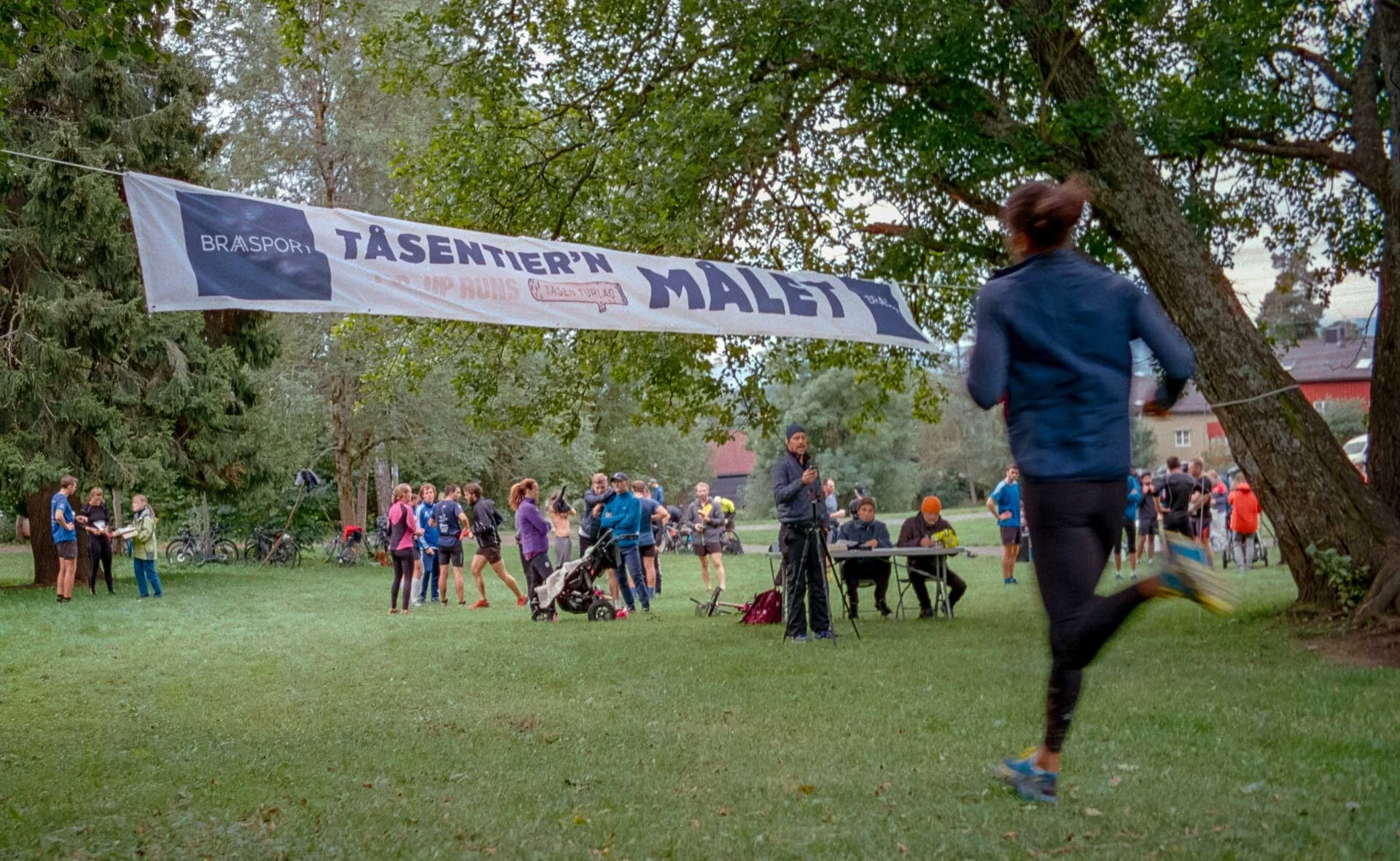 Målgang etter 10,5 km på markasti. Foto: Johannes Rummelhoff.