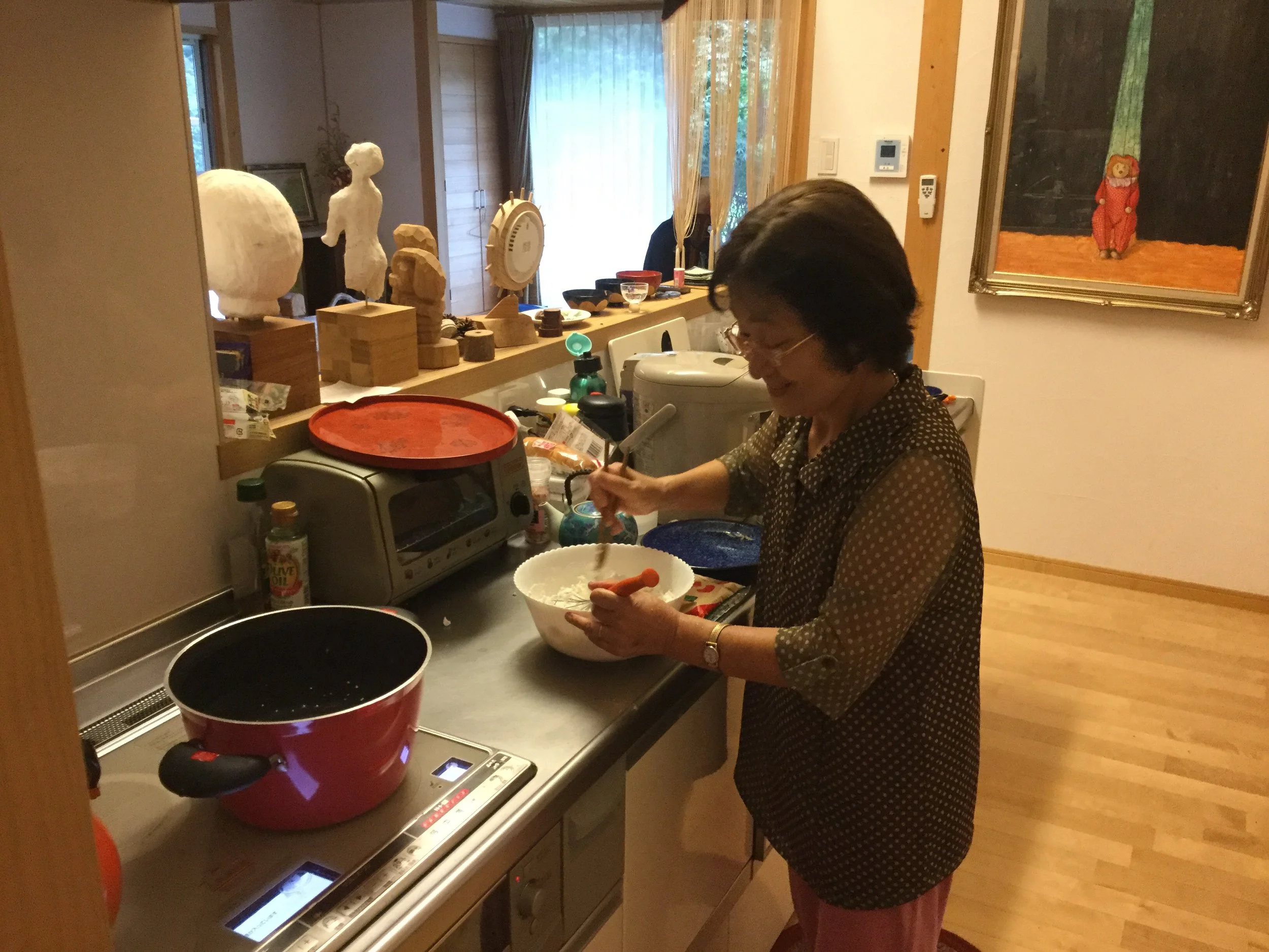 First, mix rice flour with water, and boil a big pot of water.