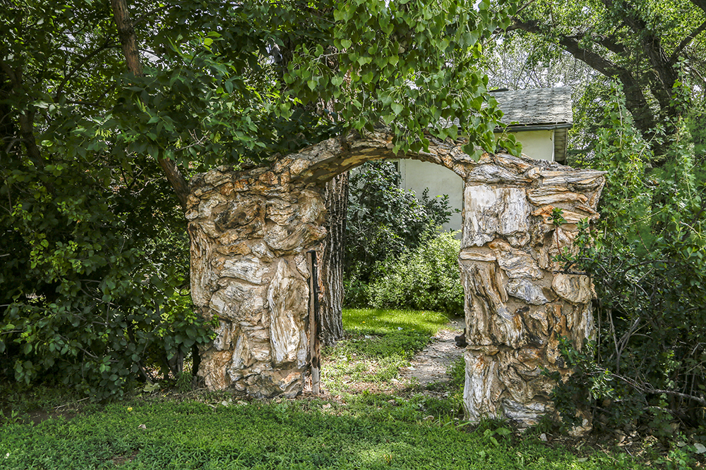 A Hobbits Archway Broadus, M