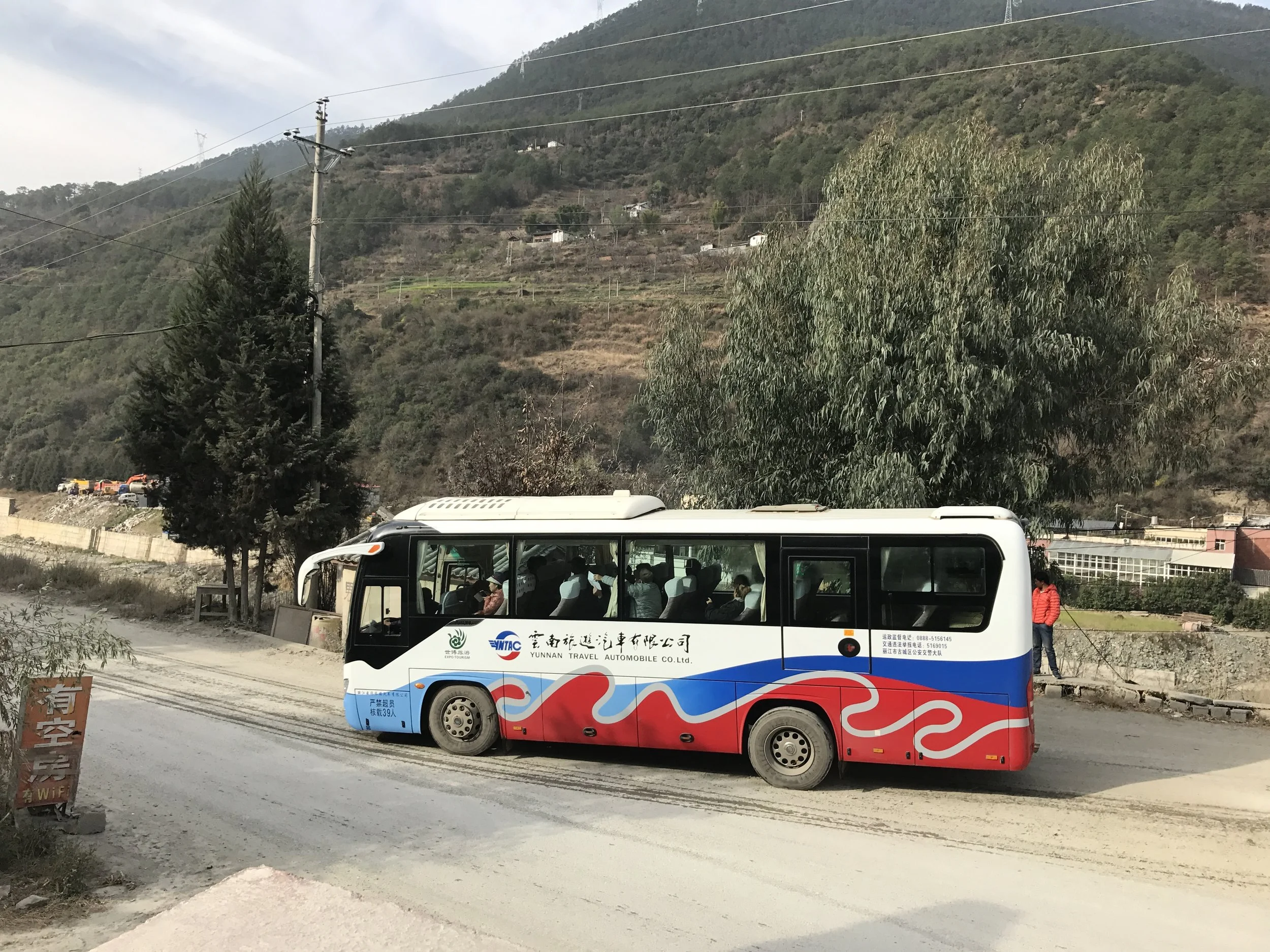 Shuttle at the trailhead in Qiaotou