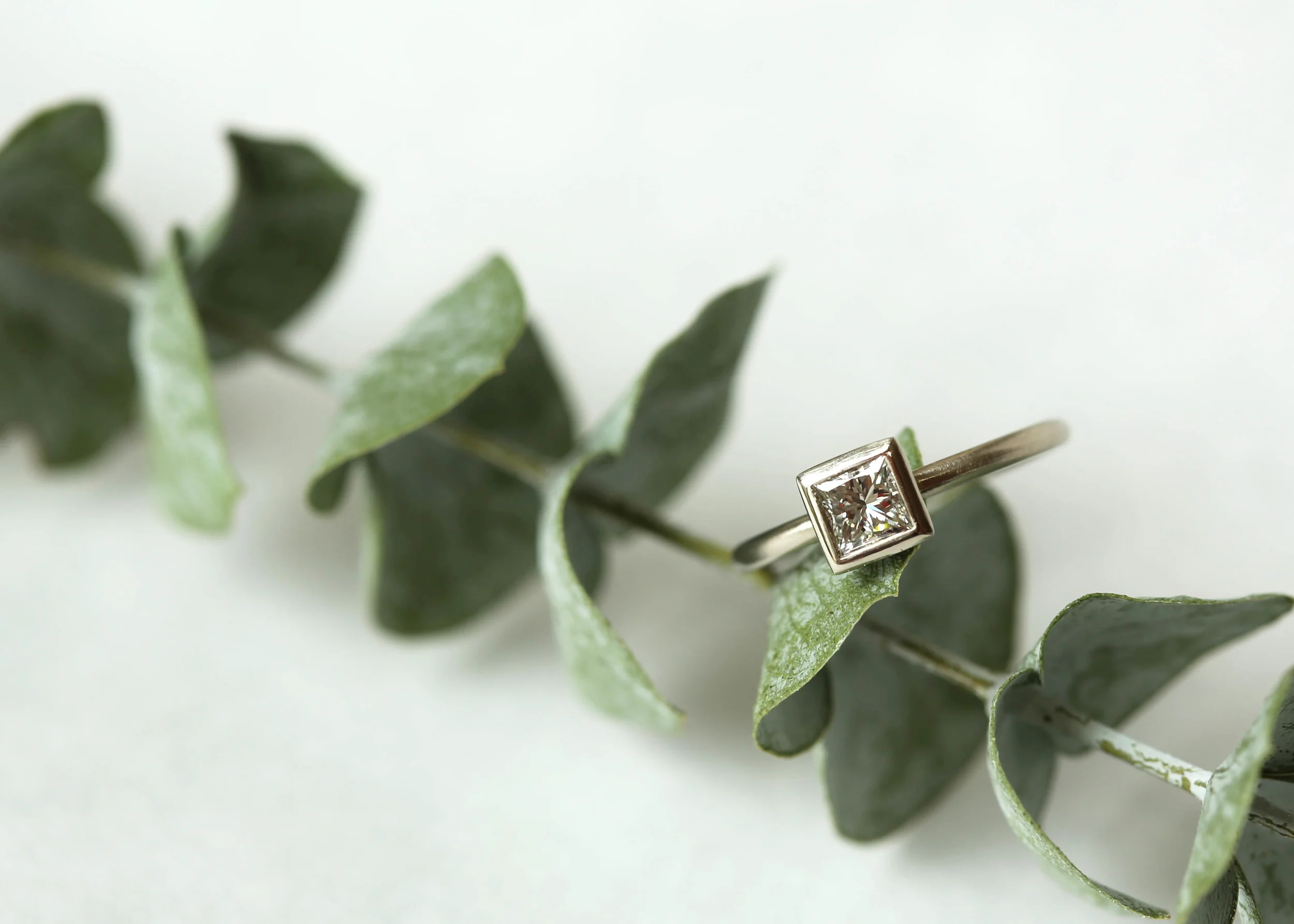 BrittaKauppila-princesscut-bezelset-customengagement-14kgreygold1.jpg