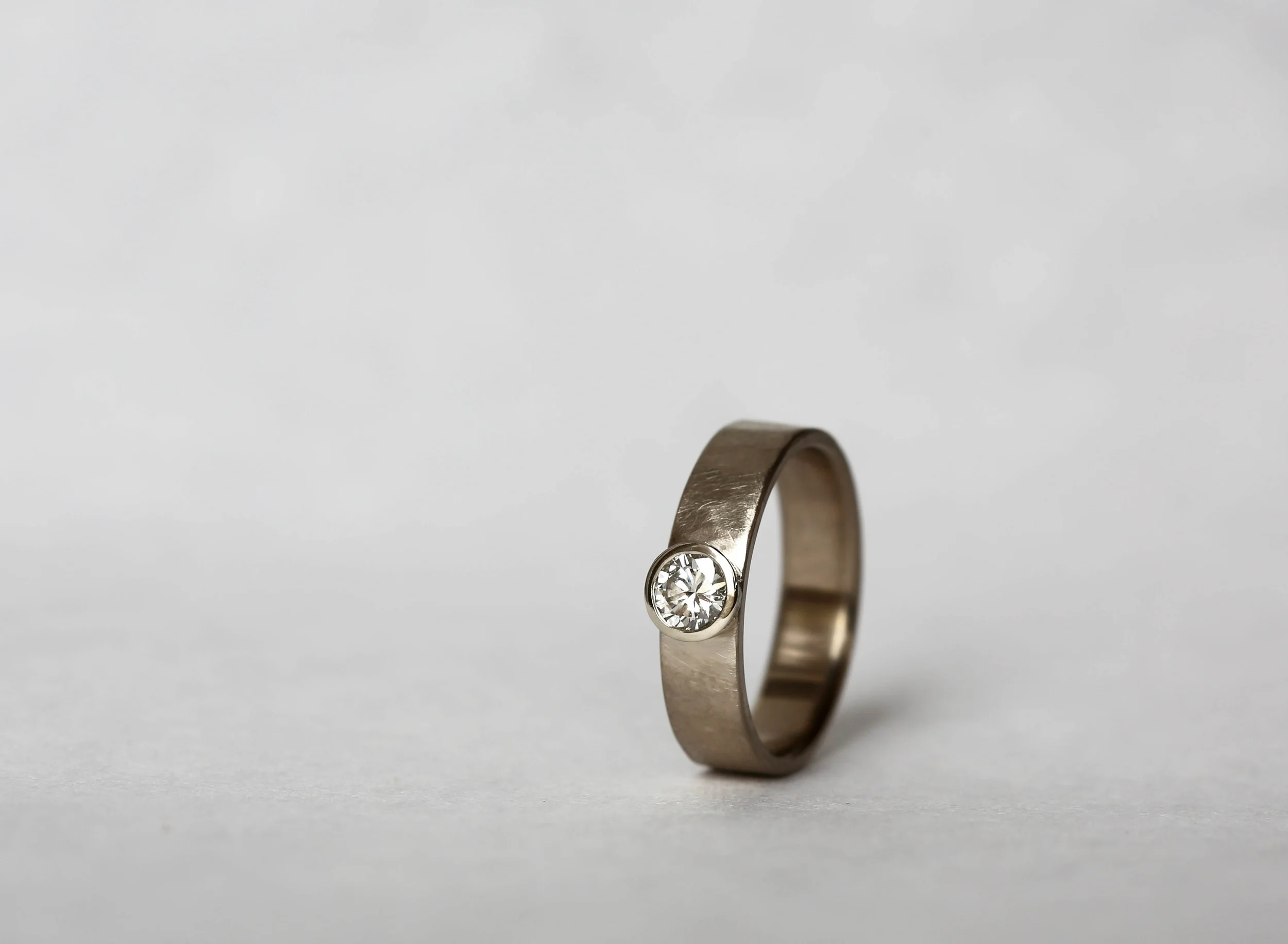 BrittaKauppila-customengagementring-14kgreygold-wideband-familydiamond-redesign-bezelset-BenandJessie2.jpg